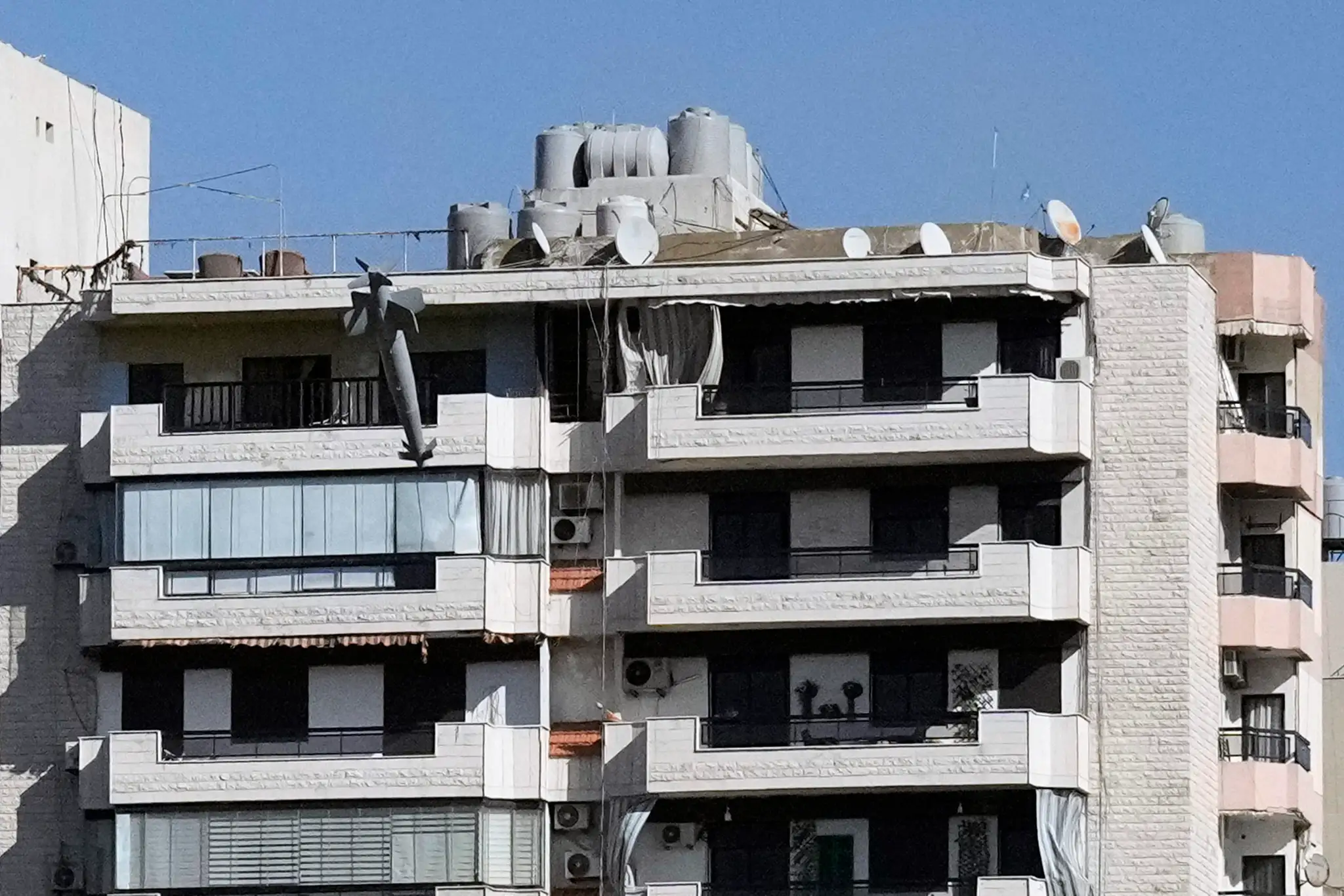 Fotograf odfotil izraelskú raketu pred nárazom do budovy v Bejrúte.