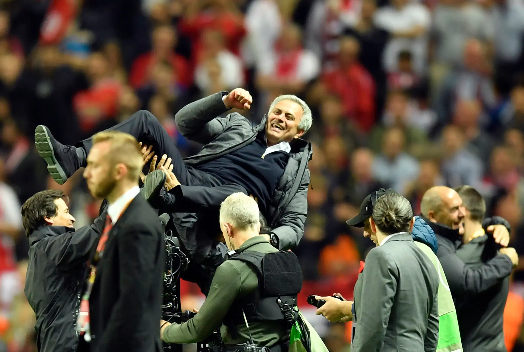 Kouč ManUtd José Mourinho je nad hlavami svojich zverencov po triumfe v EL proti Ajaxu.