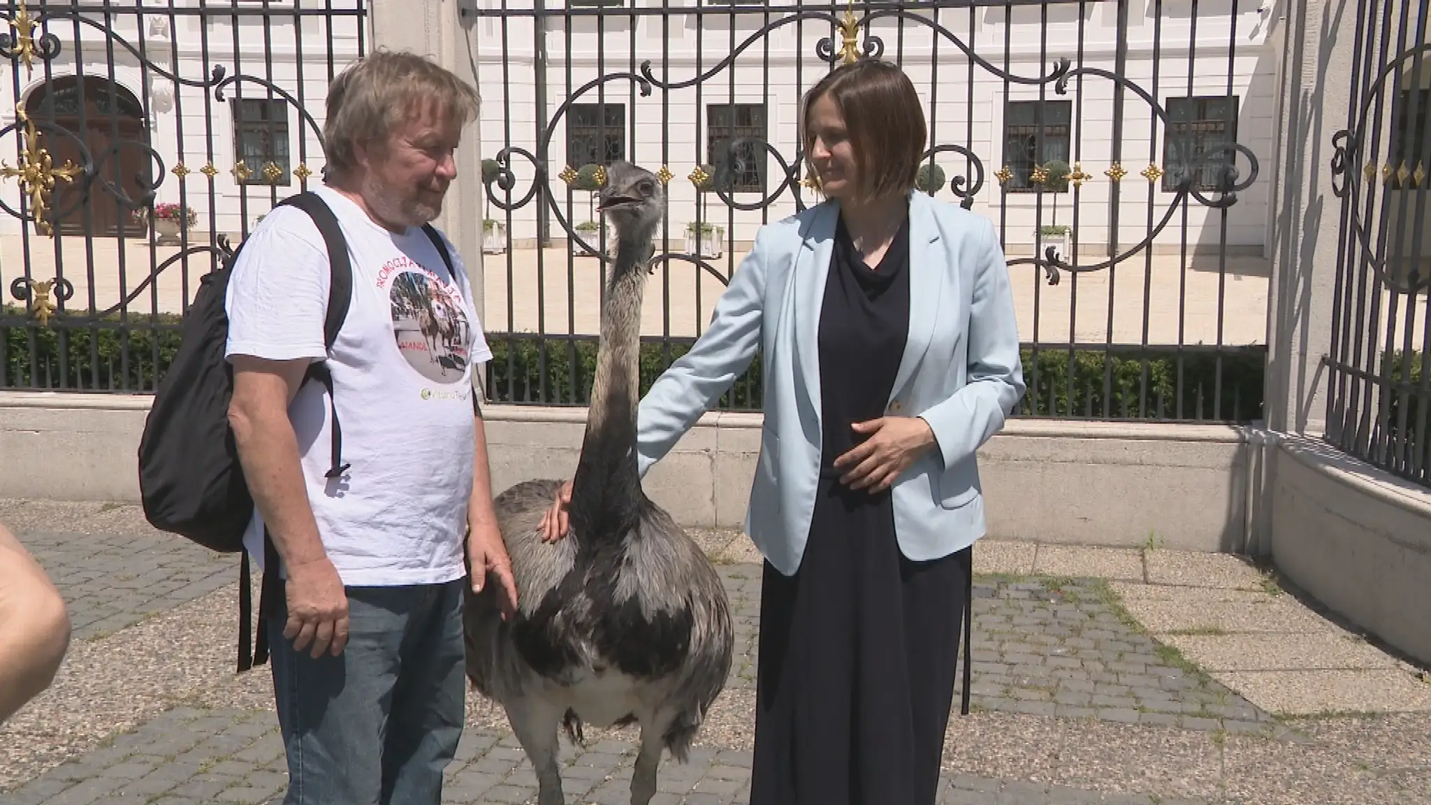 Ministerka Kolíková so pštrosom