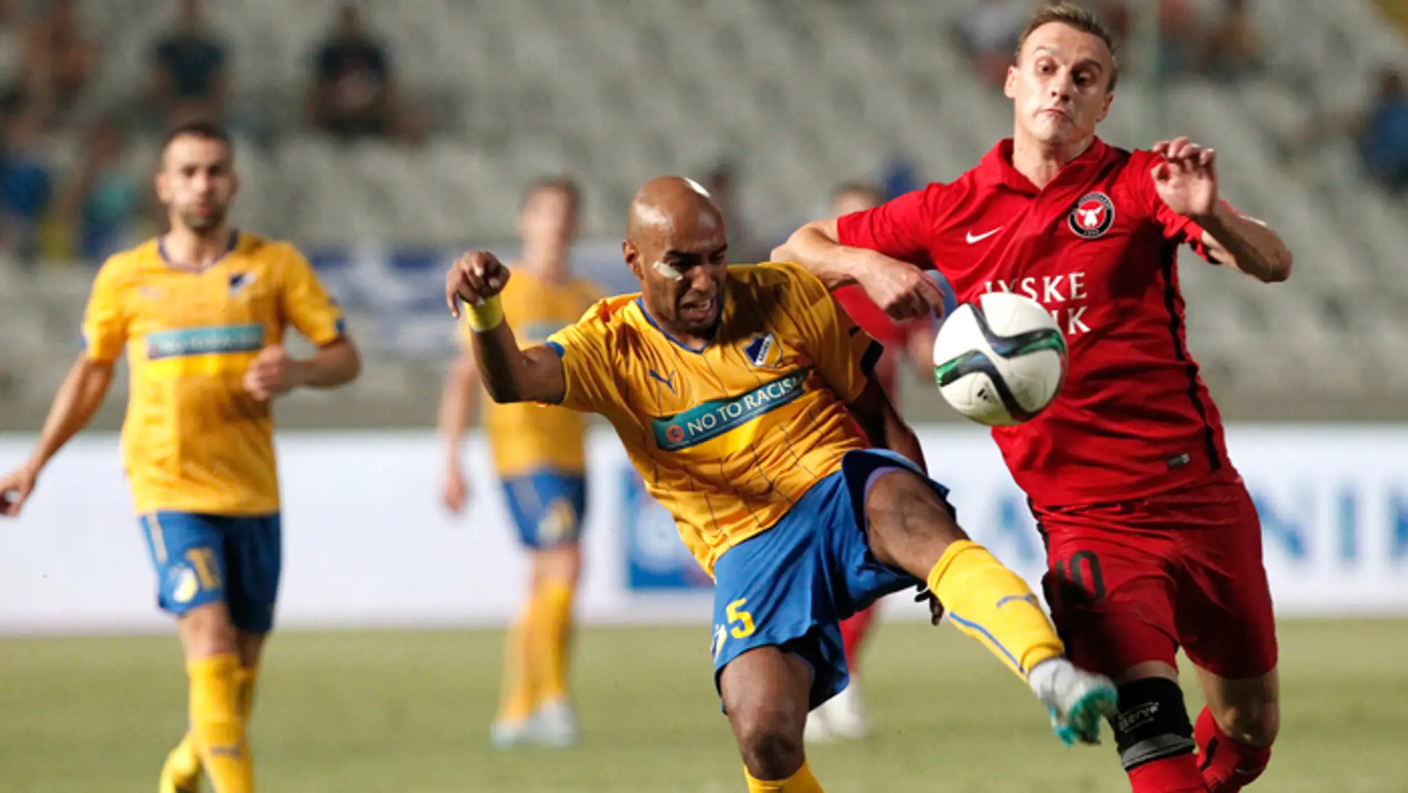 Vľavo Nicosia Carlao (Apoel) s Martin Pusič (FC Midtjylland) v predkole Ligy majstrov.