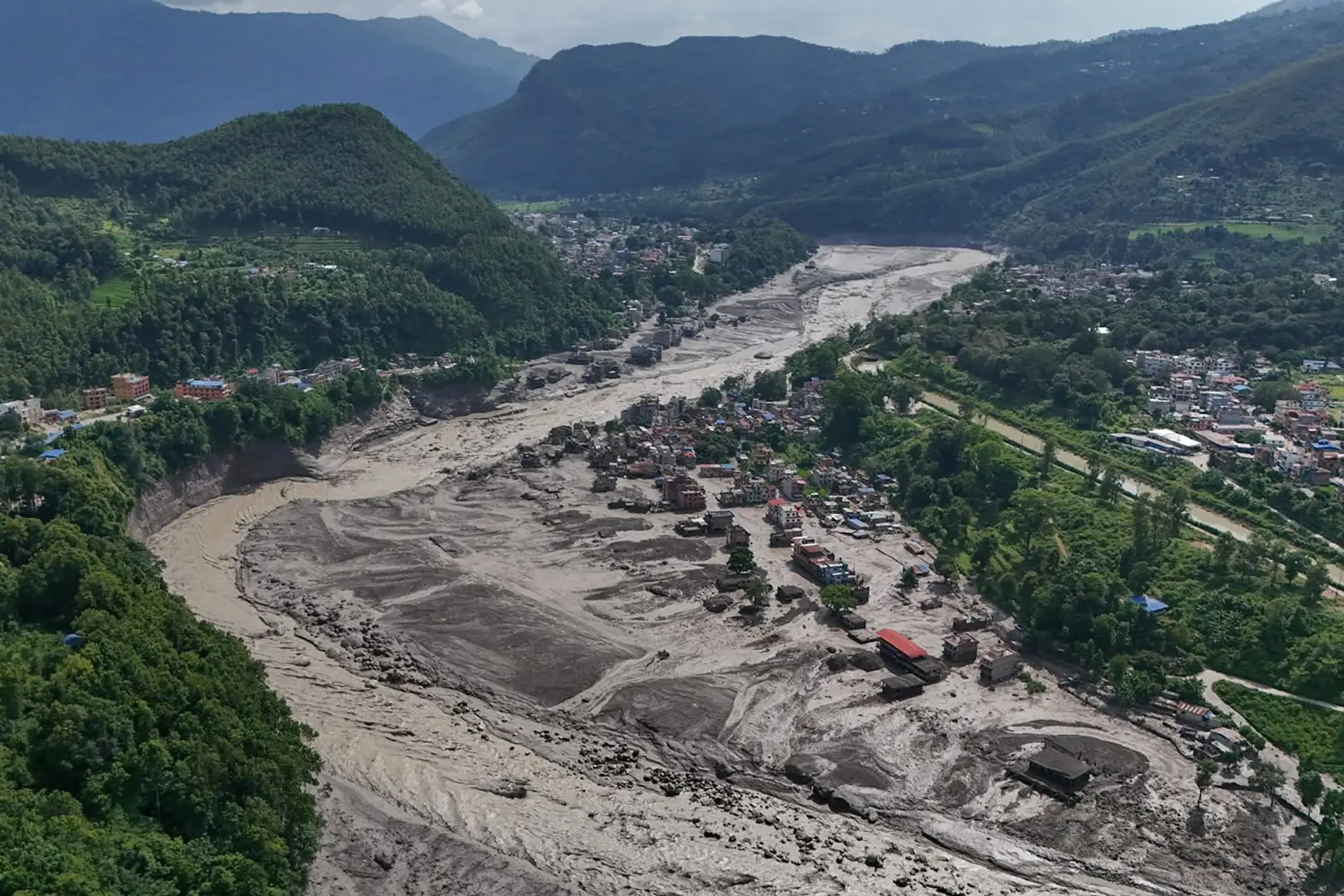 Poškodené domy po lokálnych prívalových povodniach neďaleko rieky Trishuli v okrese Nuwakot v Nepále.
