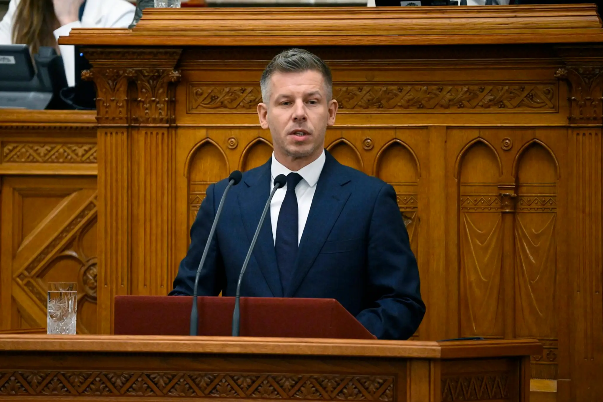 Maďarský premiér Peter Magyar reční v parlamente.