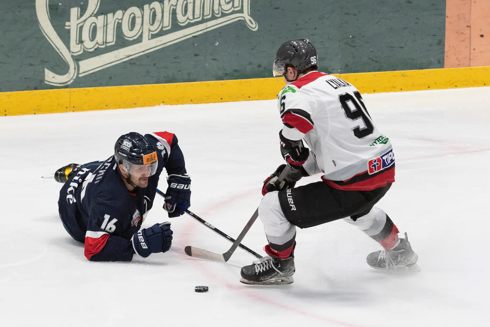 Andrew Yogan (Slovan) a vpravo Vitali Lyalka (Prešov).