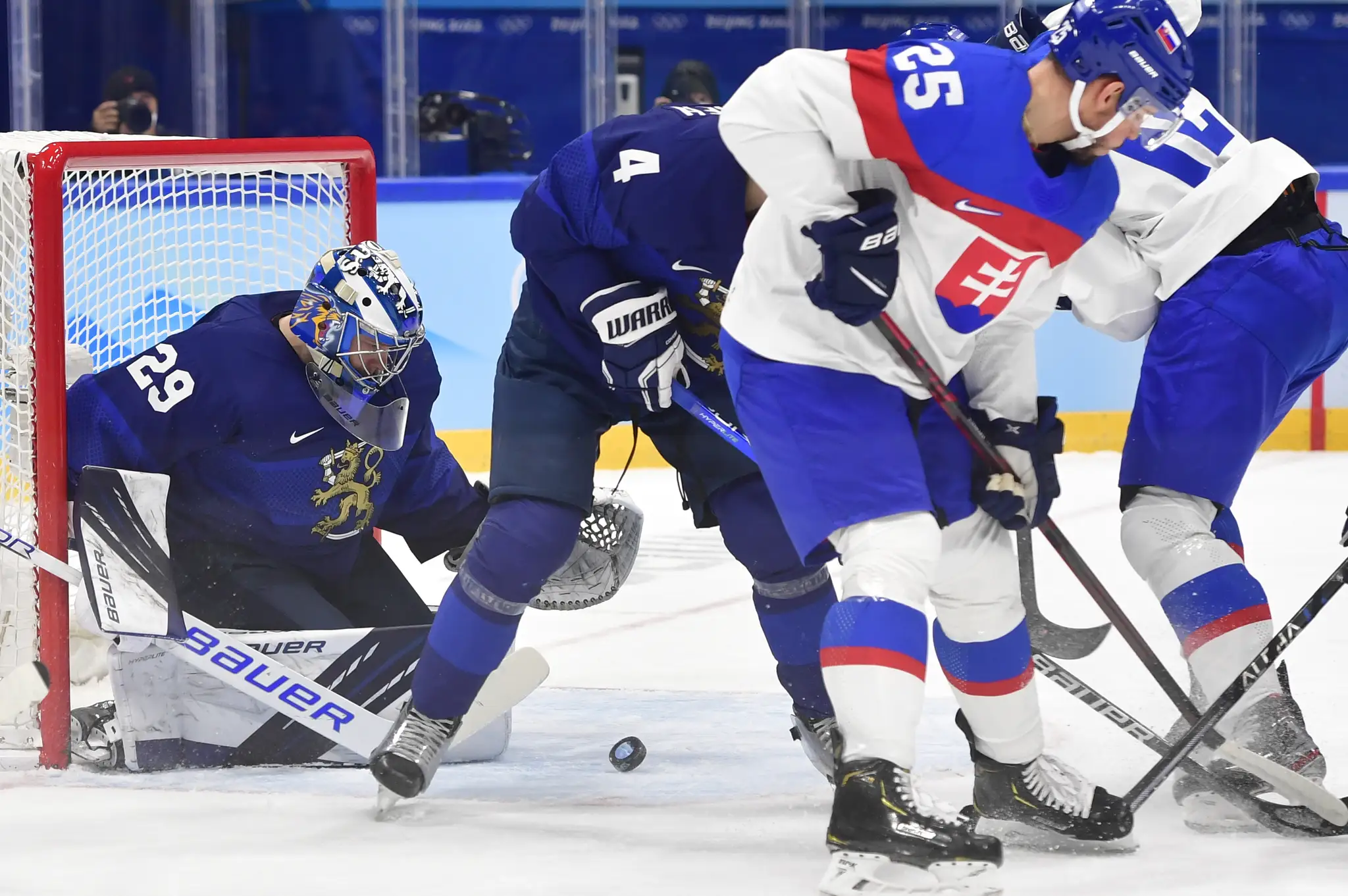 Zľava Fíni Harri Säteri, Mikko Lehtonen a Peter Zuzin v semifinále ZOH 2022.