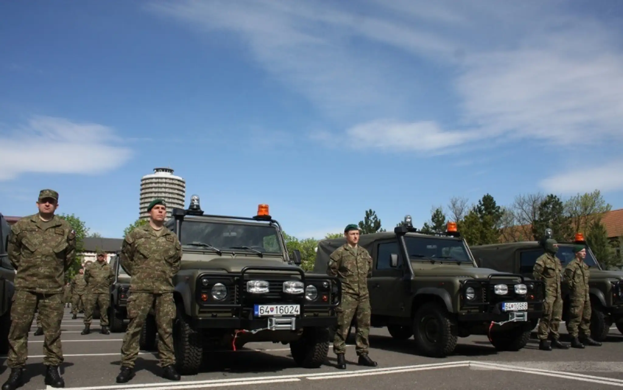 Vojaci s novými autami Land Rover