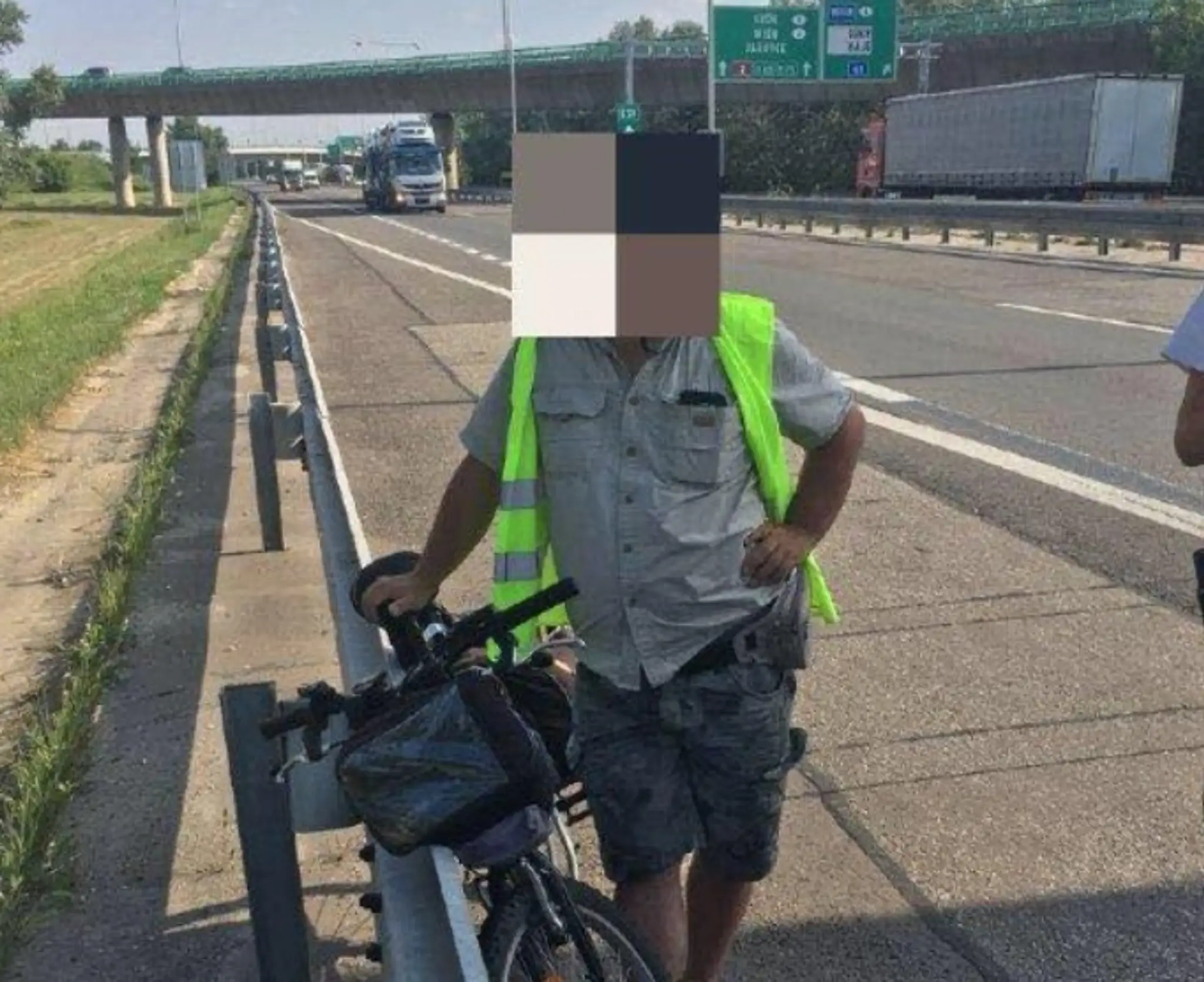Cyklistu zastavili na diaľnici policajti.