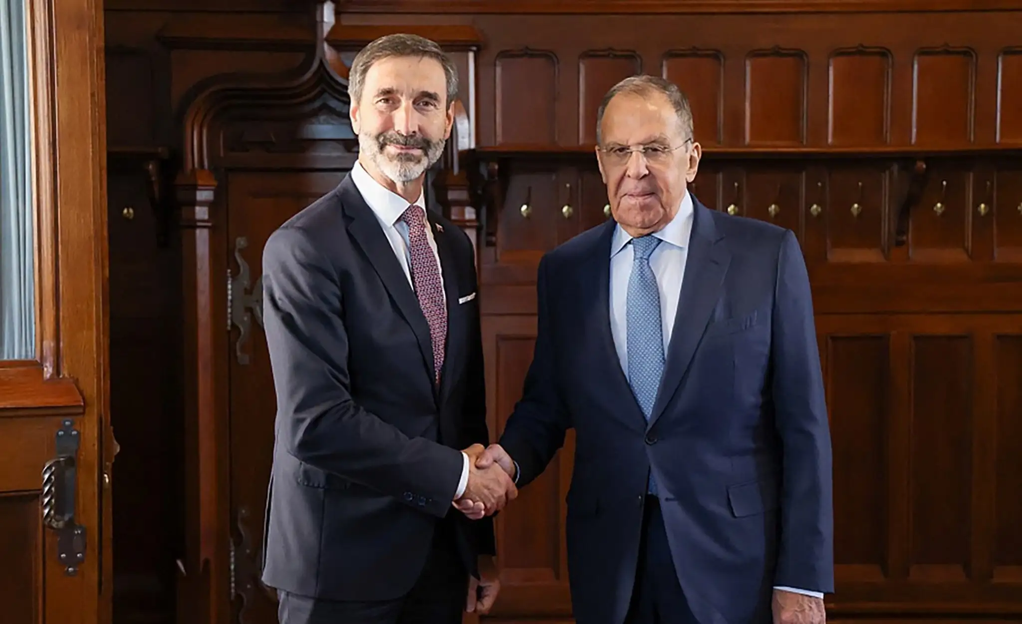 Minister zahraničných vecí a európskych záležitostí SR Juraj Blanár (vpravo) a ruský minister zahraničných vecí Sergej Lavrov pózujú pred rokovaním v Moskve.