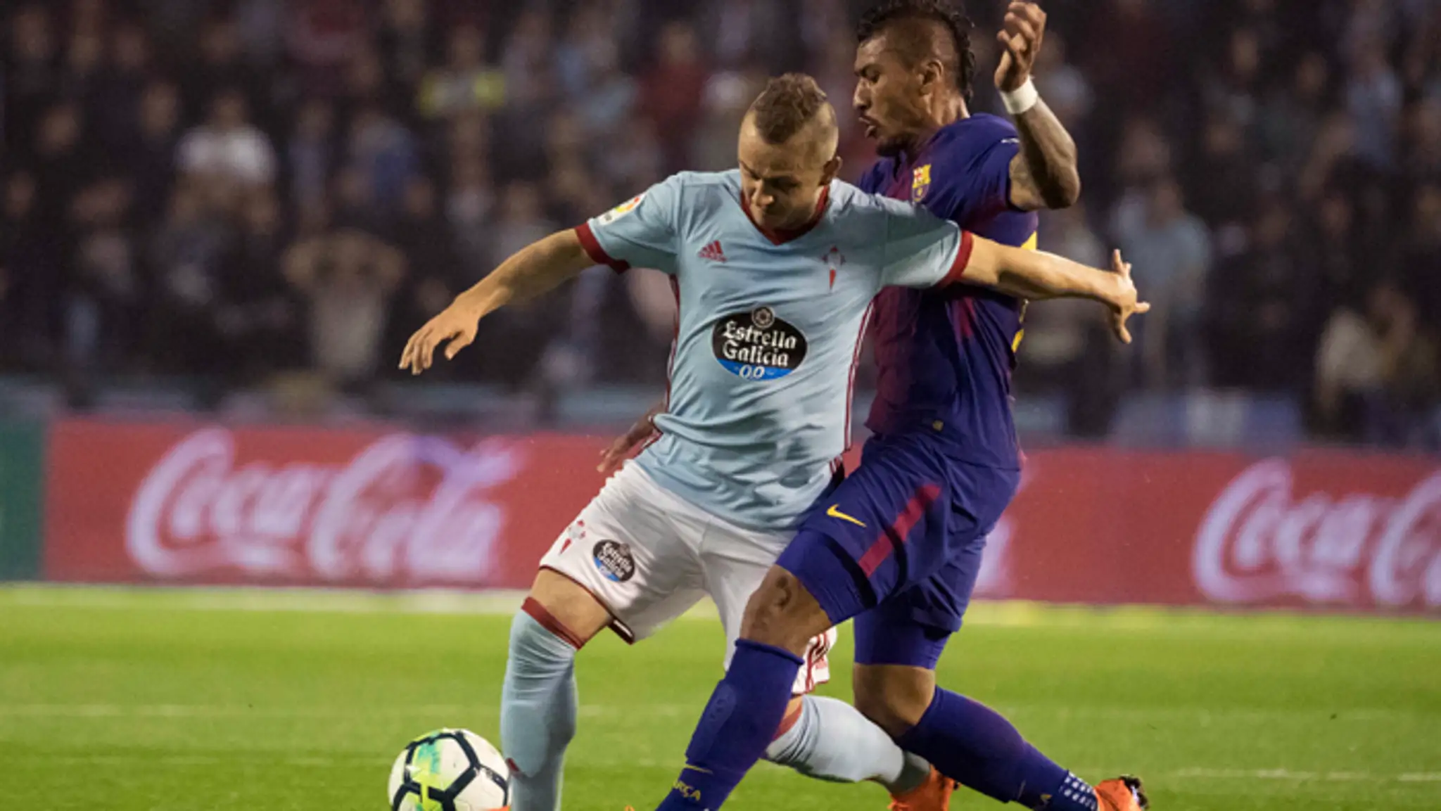 Hráč Barcelony Paulinho a vľavo hráč Celty Slovák Stanislav Lobotka. 