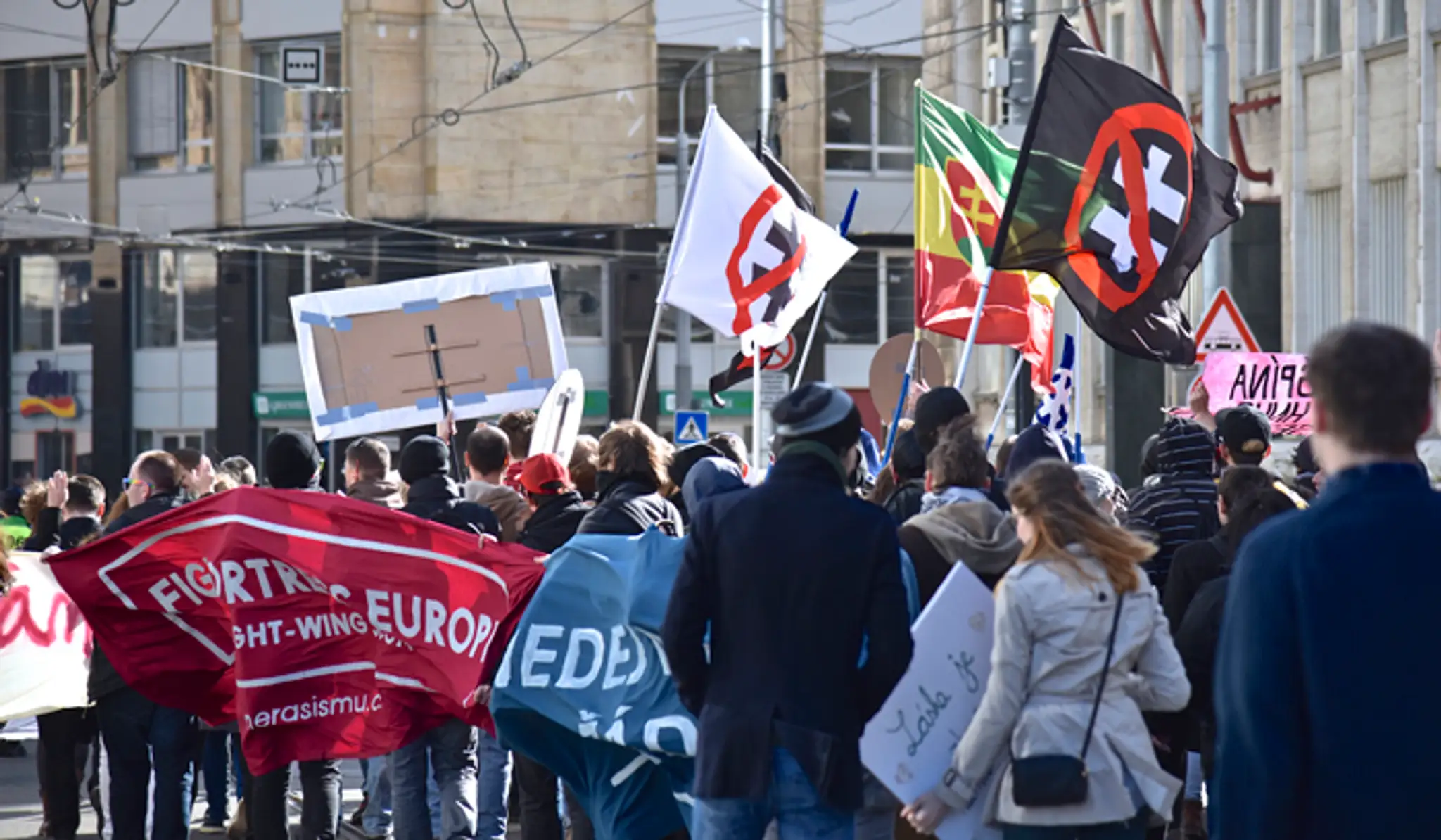 Účastníci pochodu proti fašizmu počas antifašistickej demonštrácie.