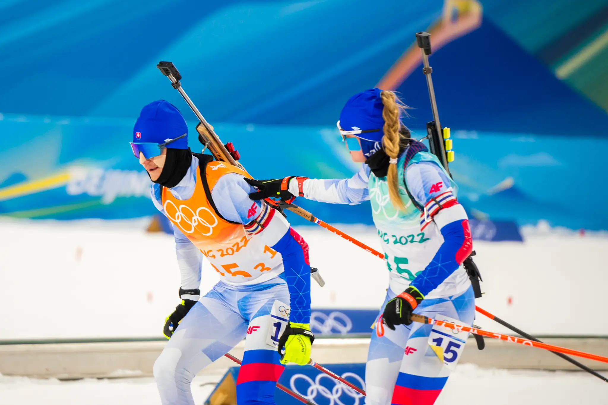 Slovenská biatlonistka Paulína Fialková predáva štafetu Michalovi Šimovi.