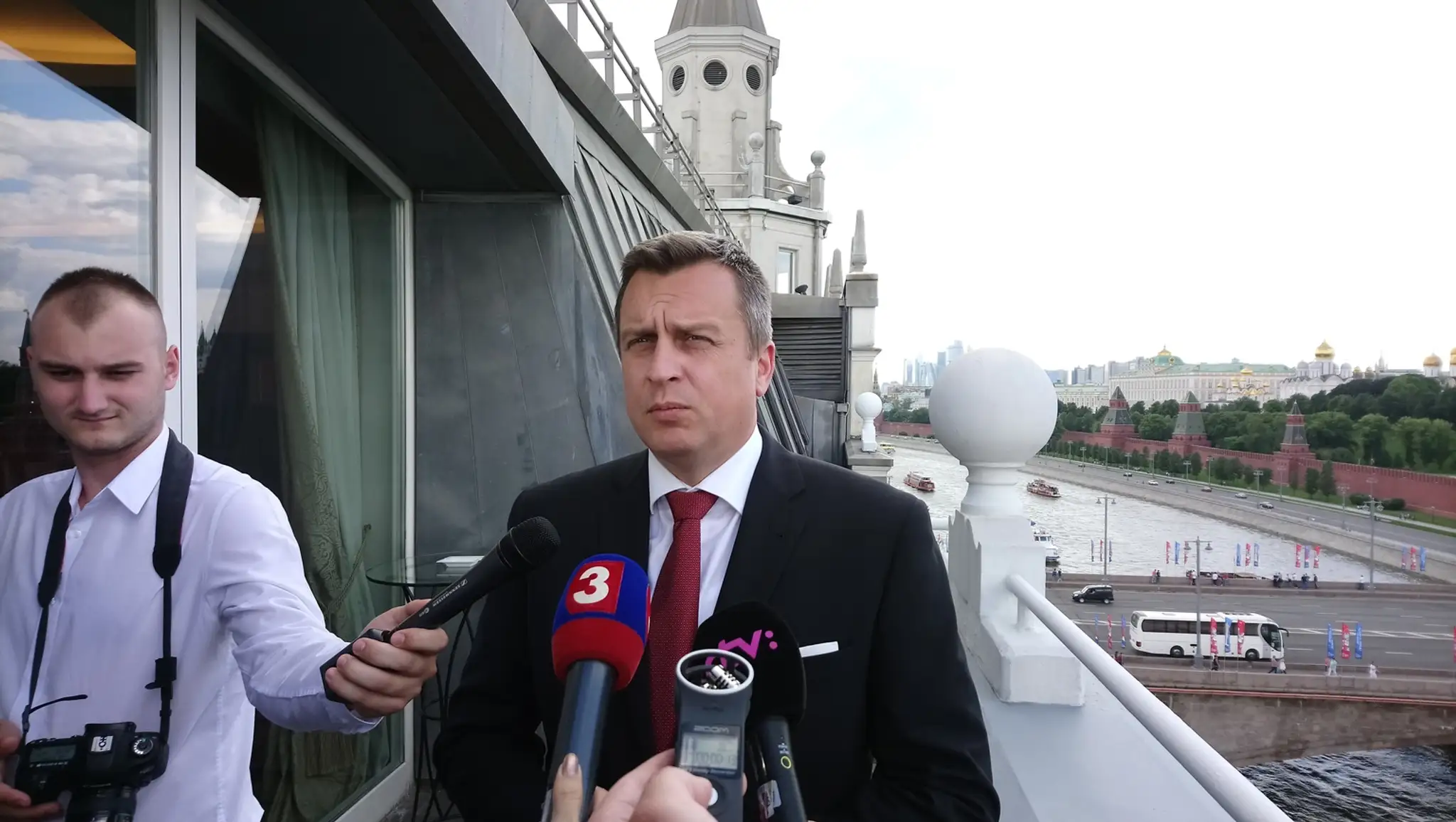 Andrej Danko odpovedá na otázky novinárov v Moskve.