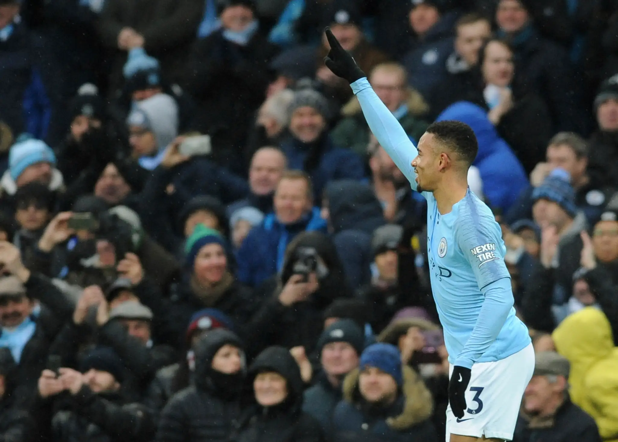 Gabriel Jesus z Manchesteru City oslavuje gól proti Evertonu.