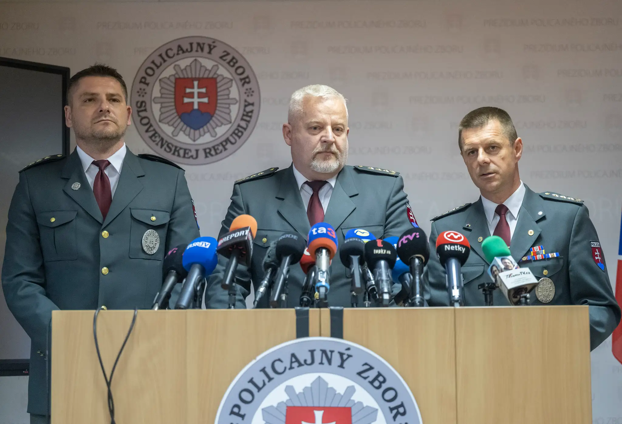 Na snímke uprostred prezident Policajného zboru plk. Ľubomír Solák, vľavo viceprezident PZ SR pre službu kriminálnej polície a migráciu Ivan Hapšták a vpravo viceprezident PZ SR pre vnútorný poriadok a bezpečnosť Rastislav Polakovič.