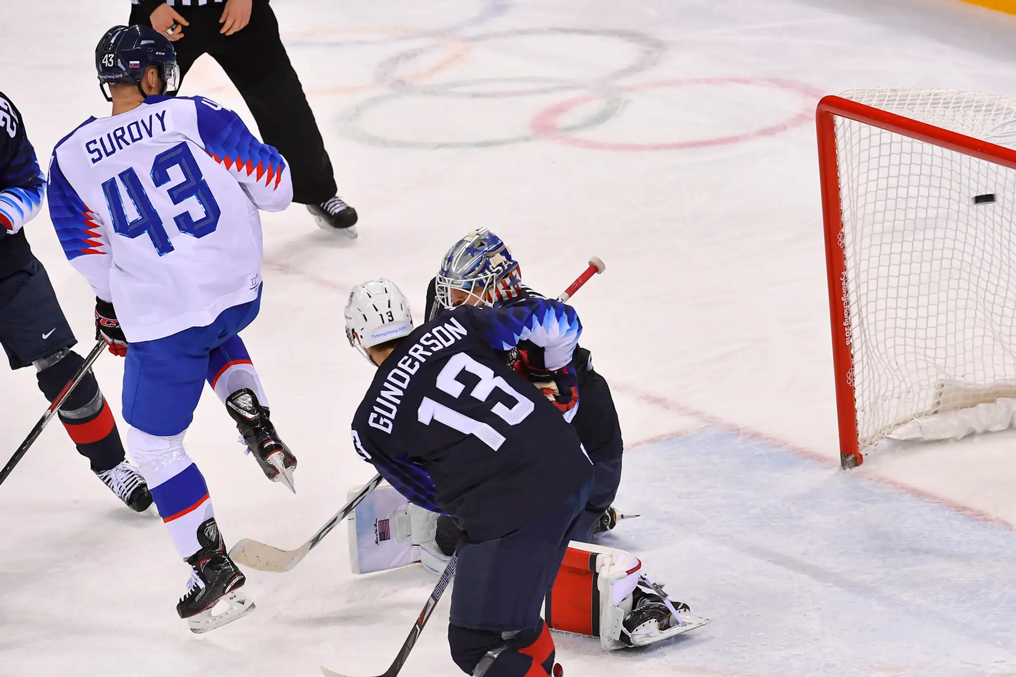 Prekonaný gólman USA Ryan Zapolski v osemfinále ZOH 2018 proti Slovensku.