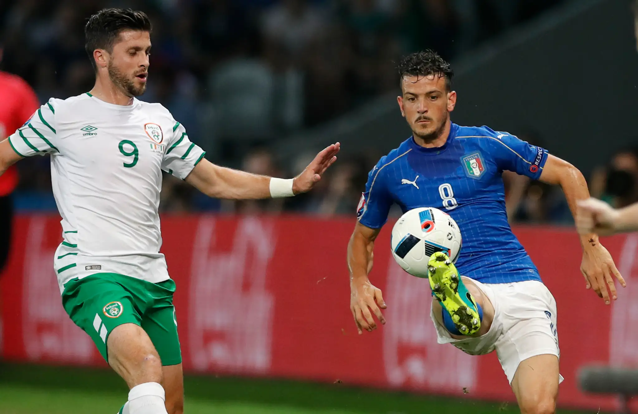 Hráč Írska Shane Long (vľavo) a hráč Talianska Alessandro Florenzi v súboji o loptu na ME.