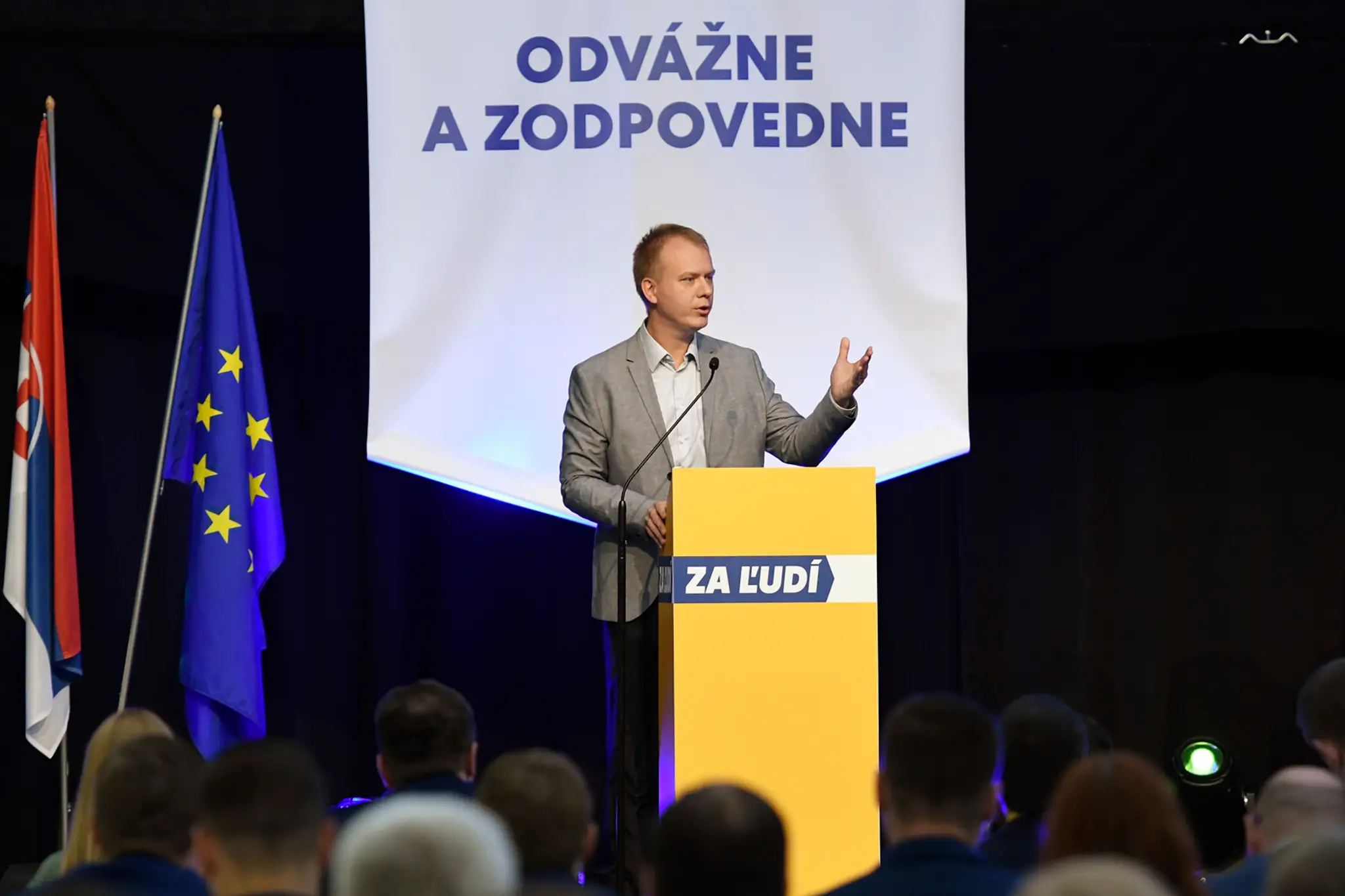 Osobné auto takto skončilo po zrážke s nákladným vozidlom.