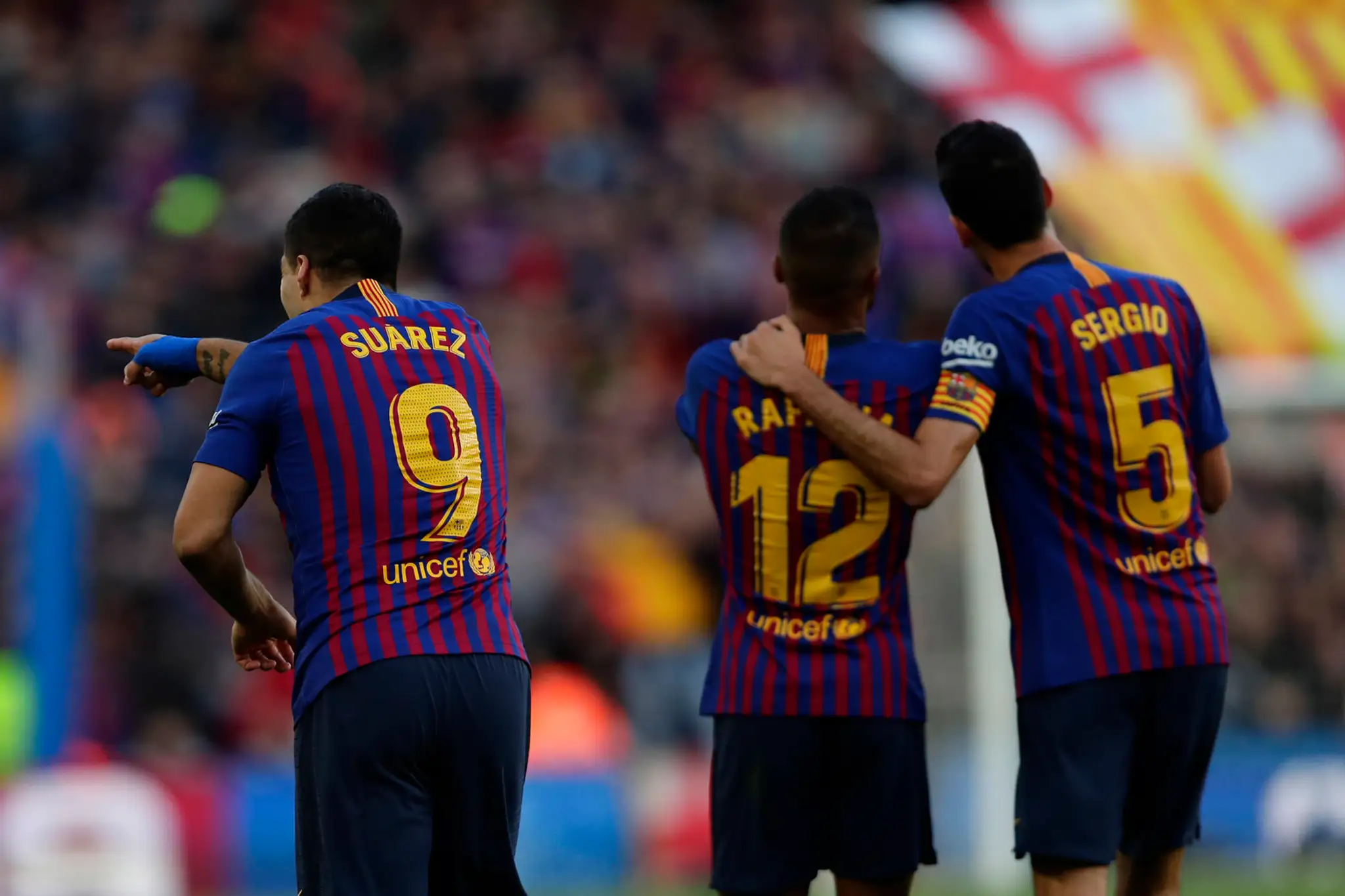 Radosť hráčov Barcelony po góle proti Realu - zľava Luis Suárez, Rafinha a Sergio Busquets.
