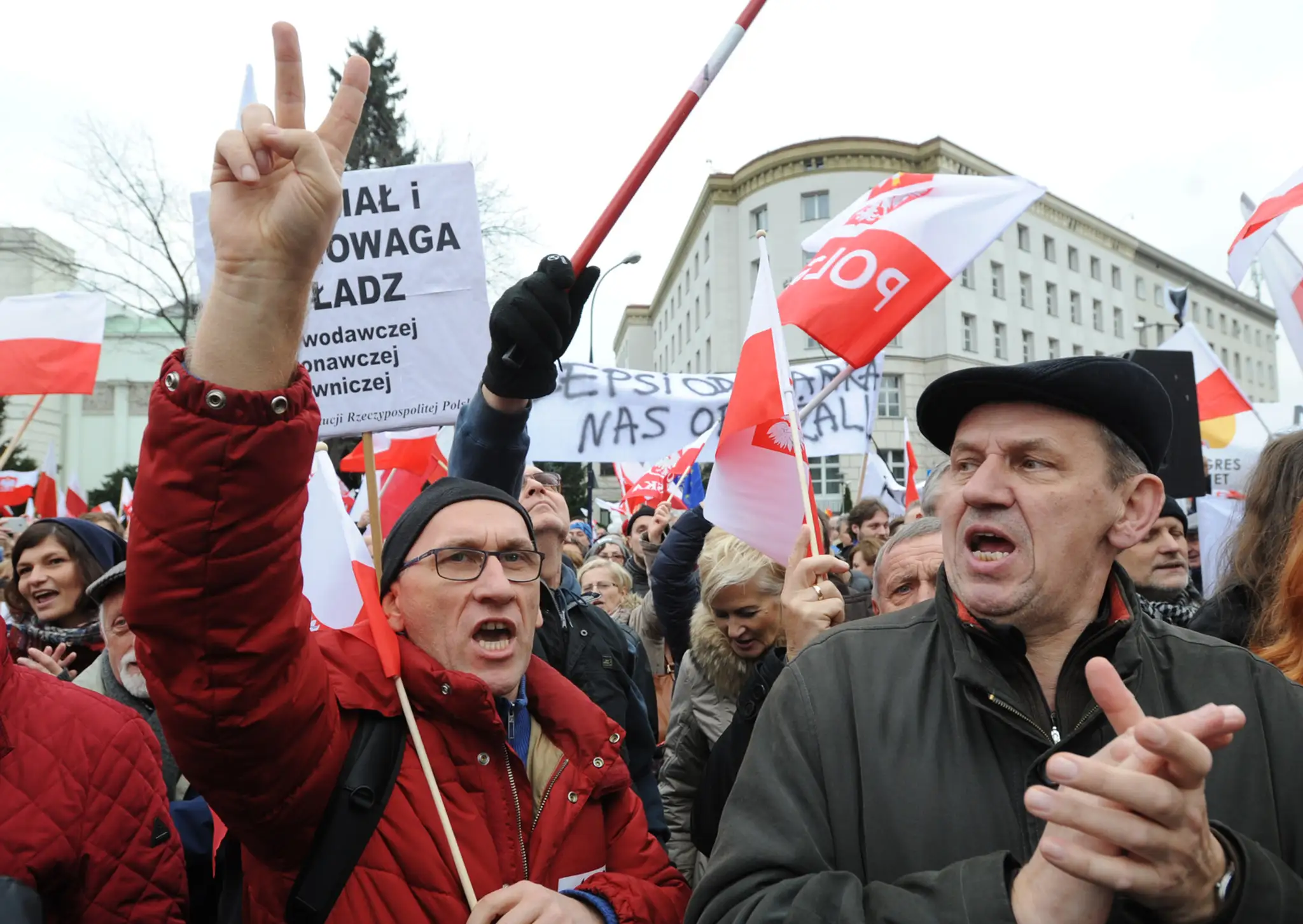 Proti novele zákona protestovali stovky ľudí