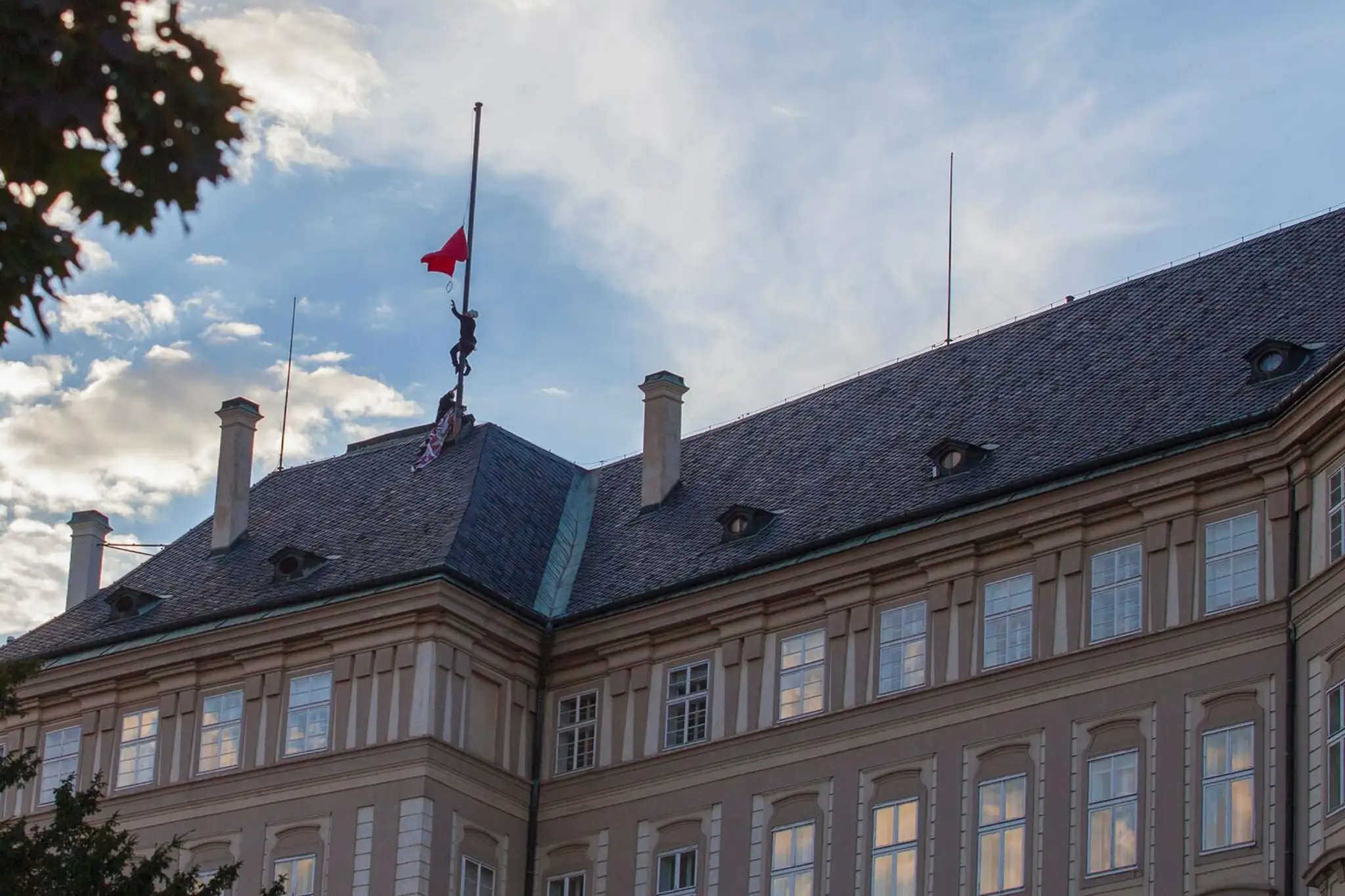 Aktivisti sa prezliekli za kominárov a trenírky vyniesli na hrad po lešení