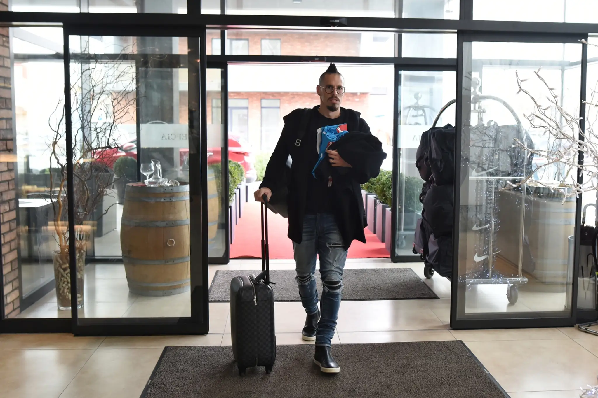Marek Hamšík prichádza do hotela na zraz pred turnajom King´s Cup.