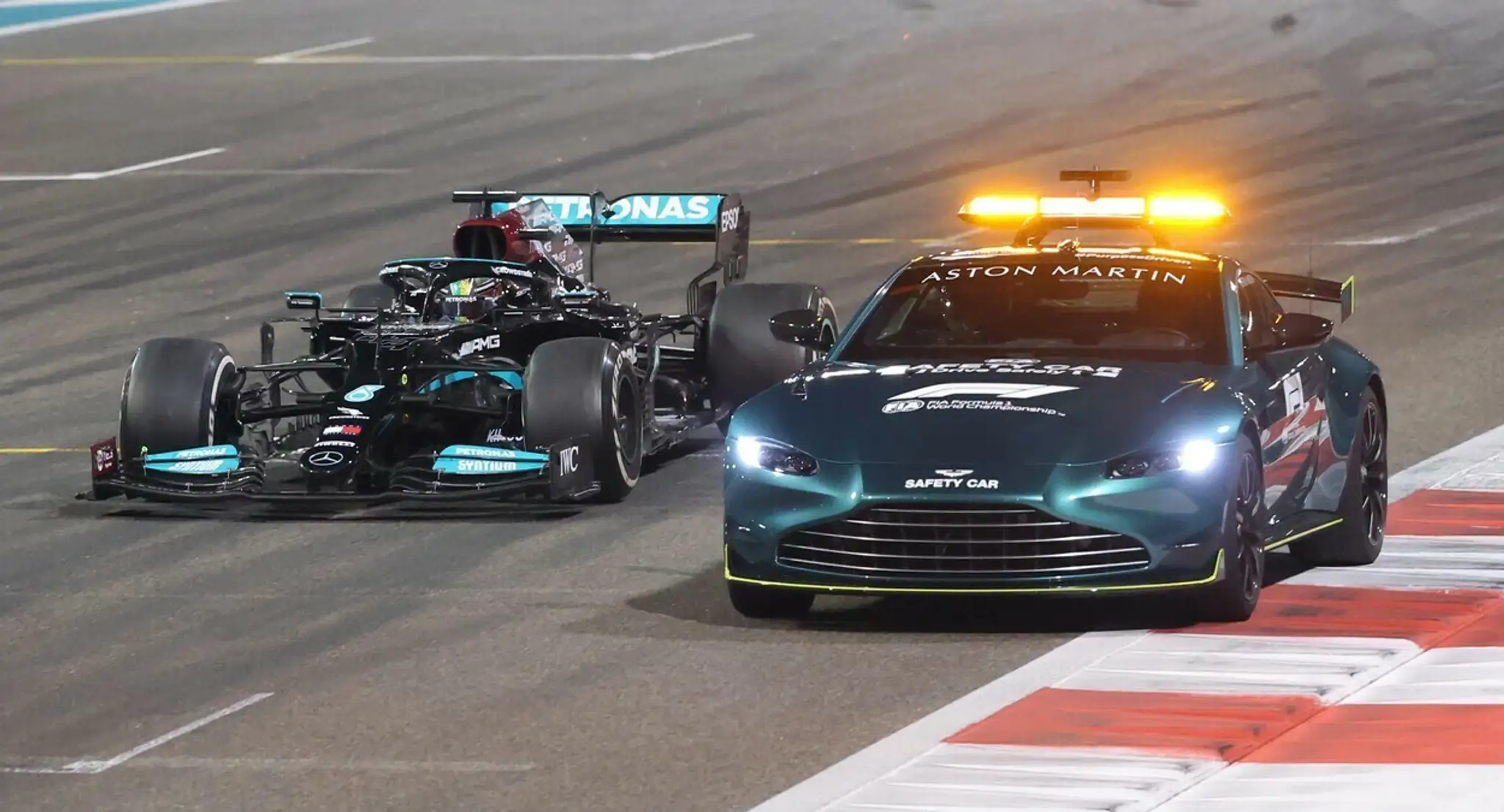 Hamilton jazdí za safety carom.