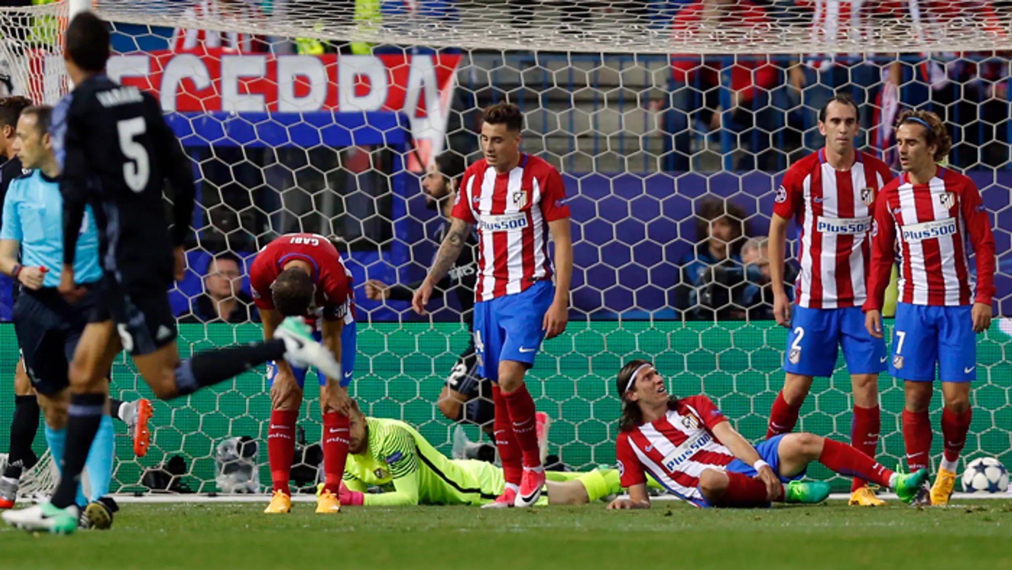 Smutní hráči Atletico Madrid v odvete LM proti Realu Madrid.