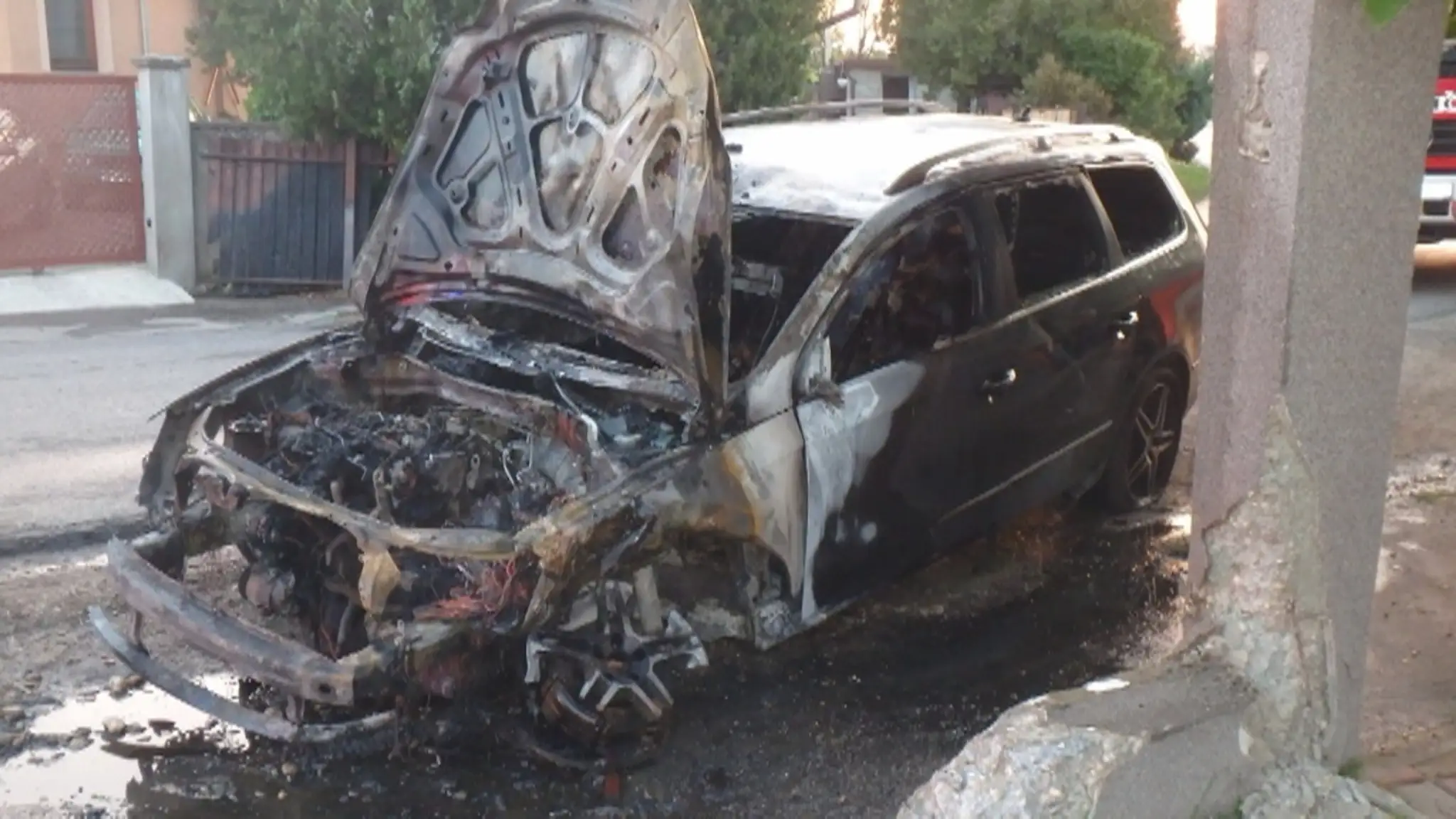 Zhorené auto. Aj jeho vodič z miesta utiekol.