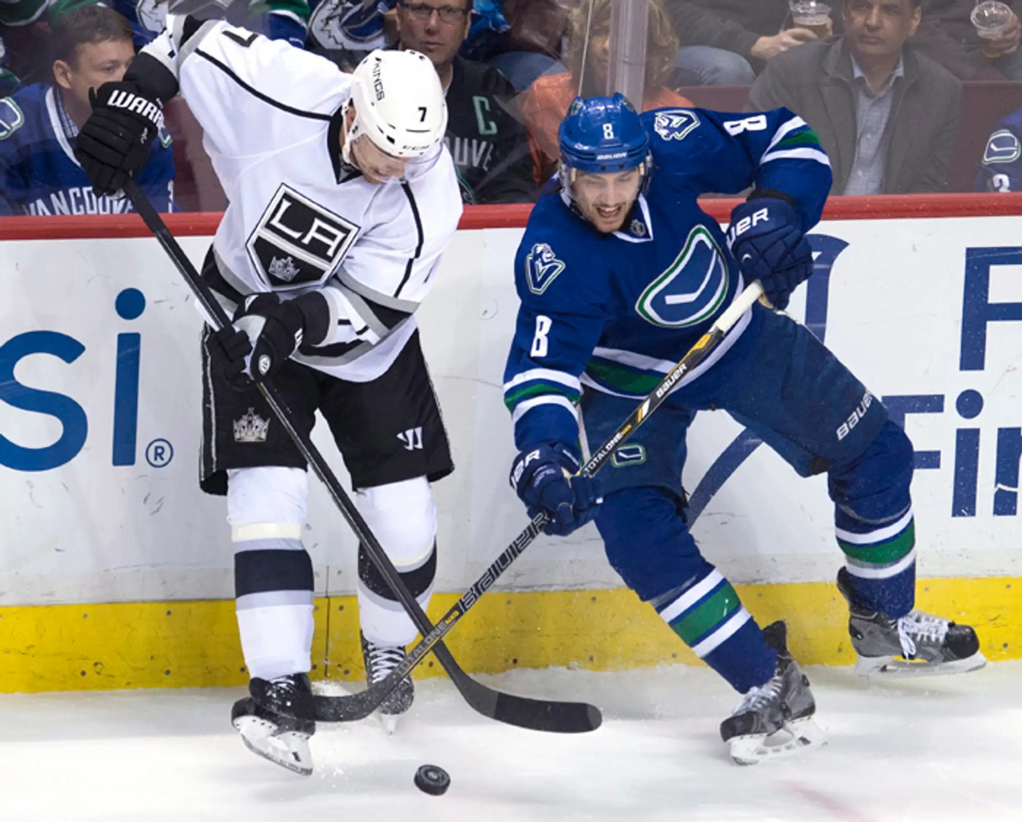 obranca Kings Andrej Sekera (vľavo) a hráč Canucks Chris Tanev (vpravo) v súboji o puk.