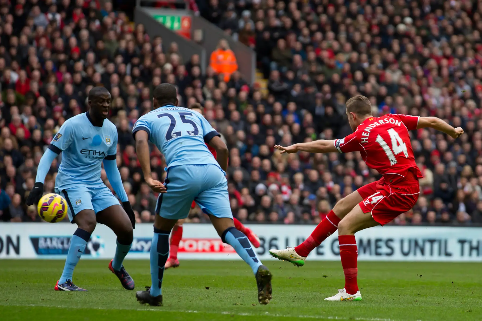 Skóre stretnutia Liverpool - Manchester City otvoril presnou strelou Jordan Henderson.