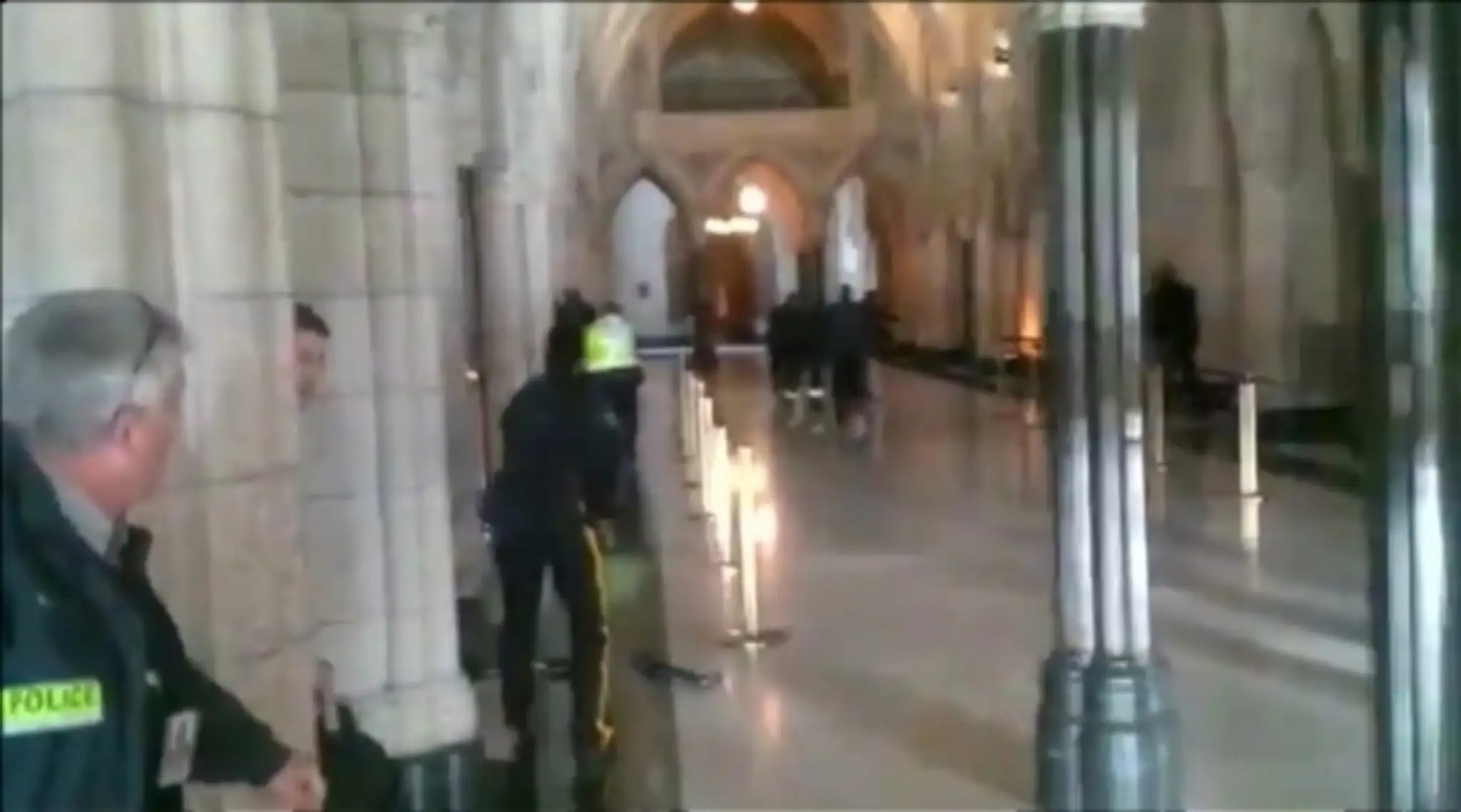 REUTERS_canada-attacksshooting-corridor_1812web_jpg_bez_watermarku_1.jpg