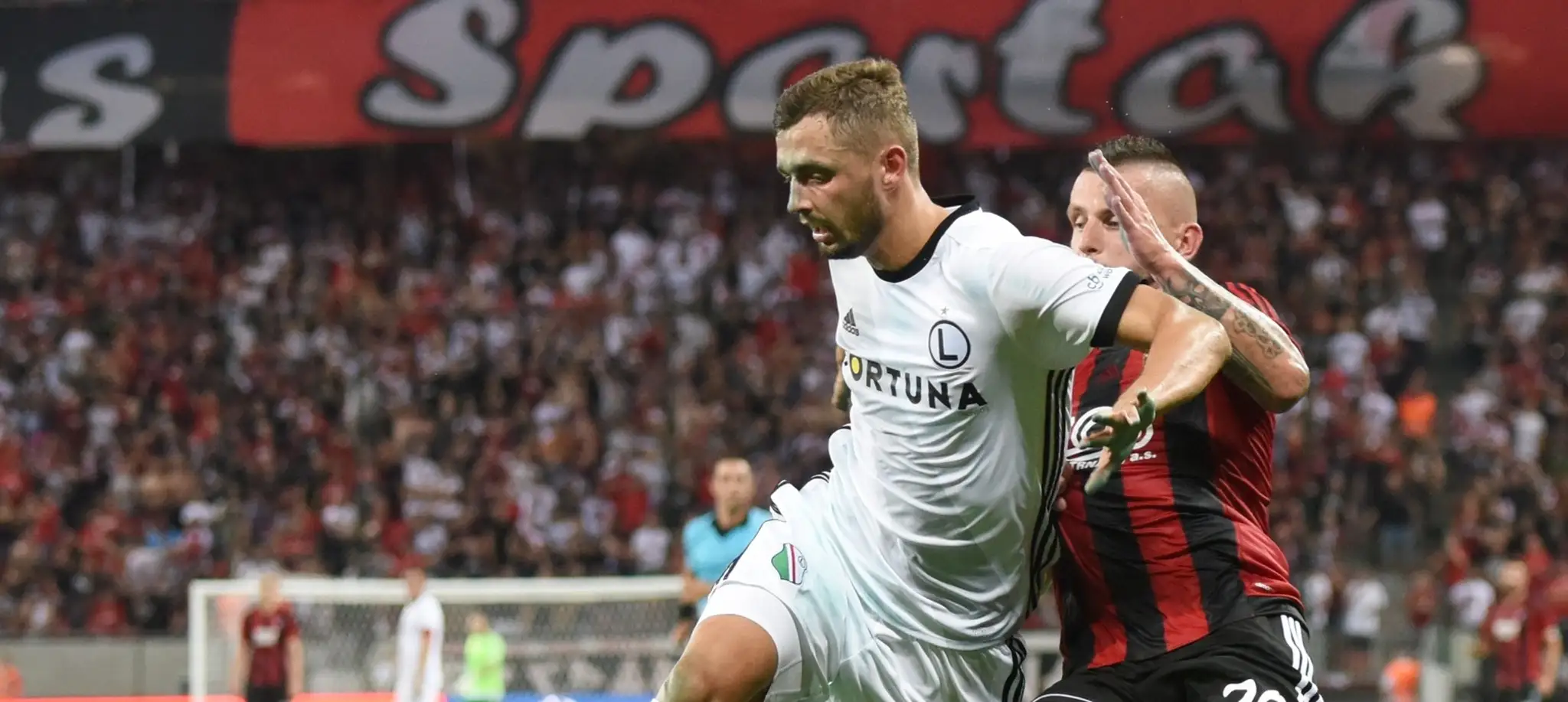 Vpravo hráč Spartaka Matúš Čonka a hráč Legie Mateusz Wieteska v odvete 2. predkola Ligy majstrov.