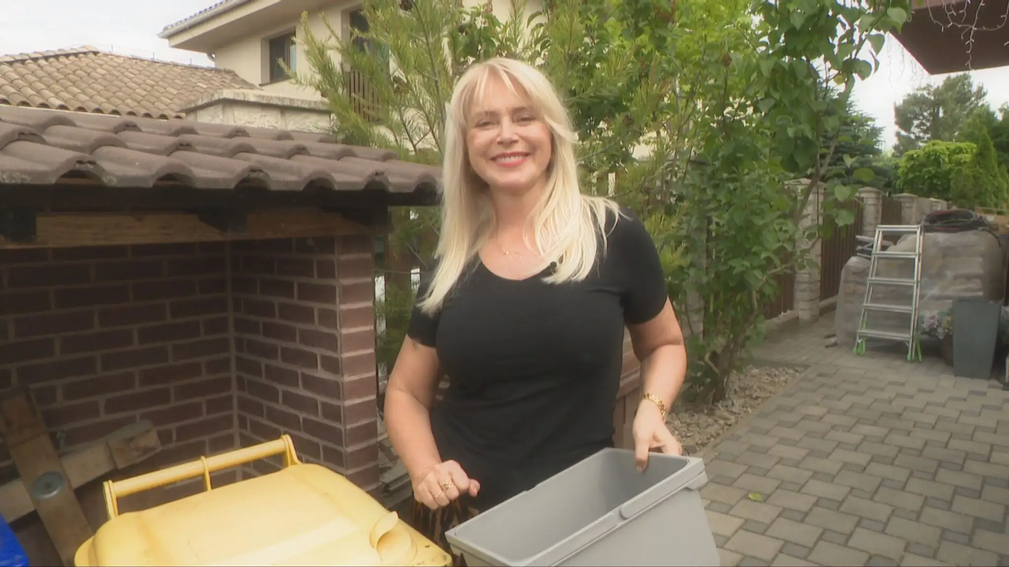 Zuzana Vačková triedi odpad.