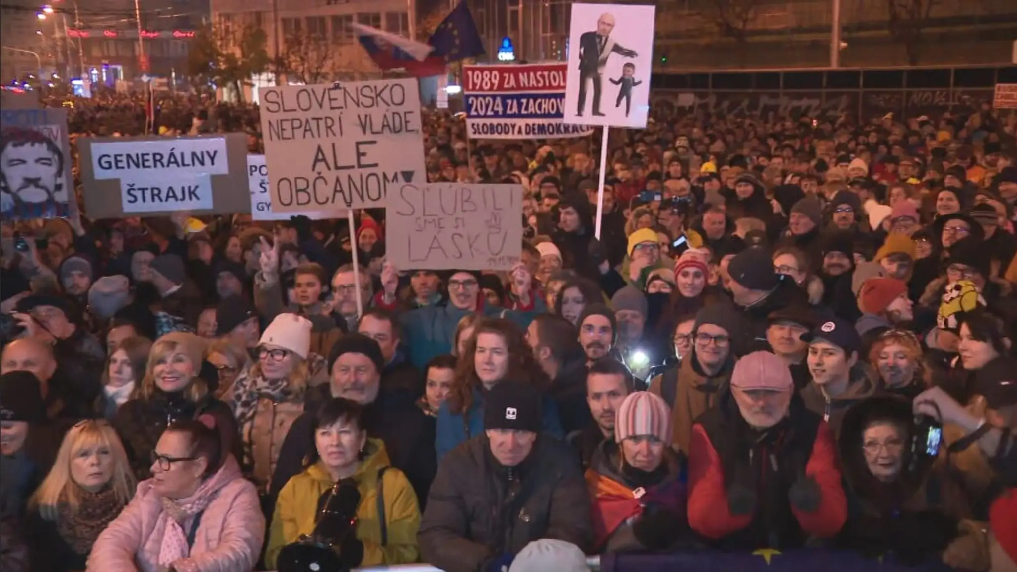 Zhromaždenie na námestí SNP pri príležitosti výročia Nežnej revolúcie. 