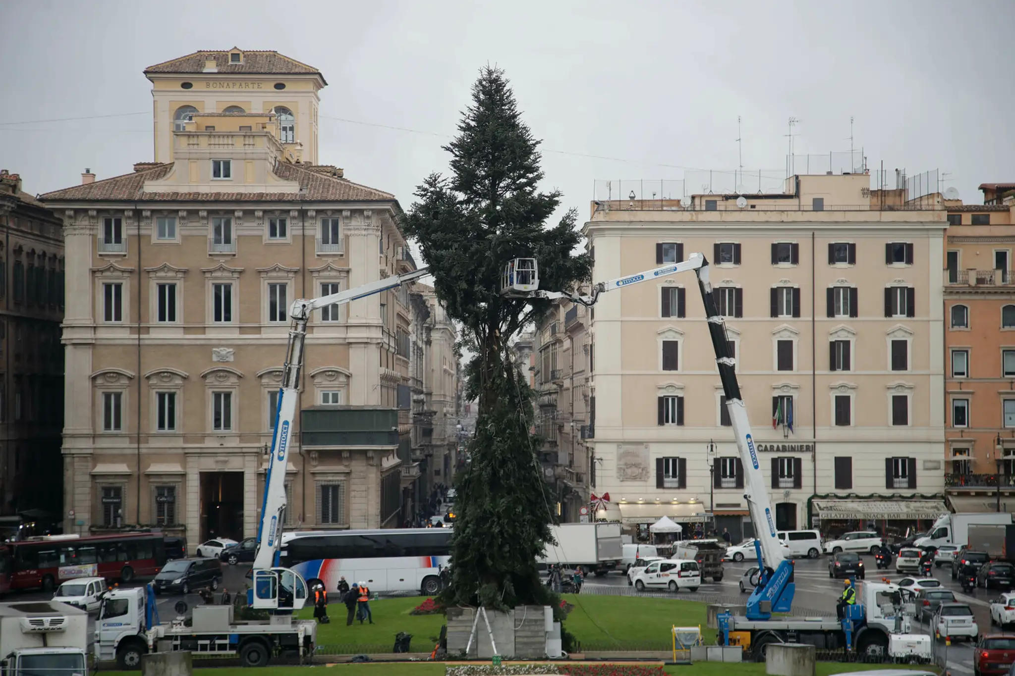 Osadenie poškodeného 20 metrov vysokého stromu pri pomníku neznámeho vojaka 3. decembra 2018 v Ríme.