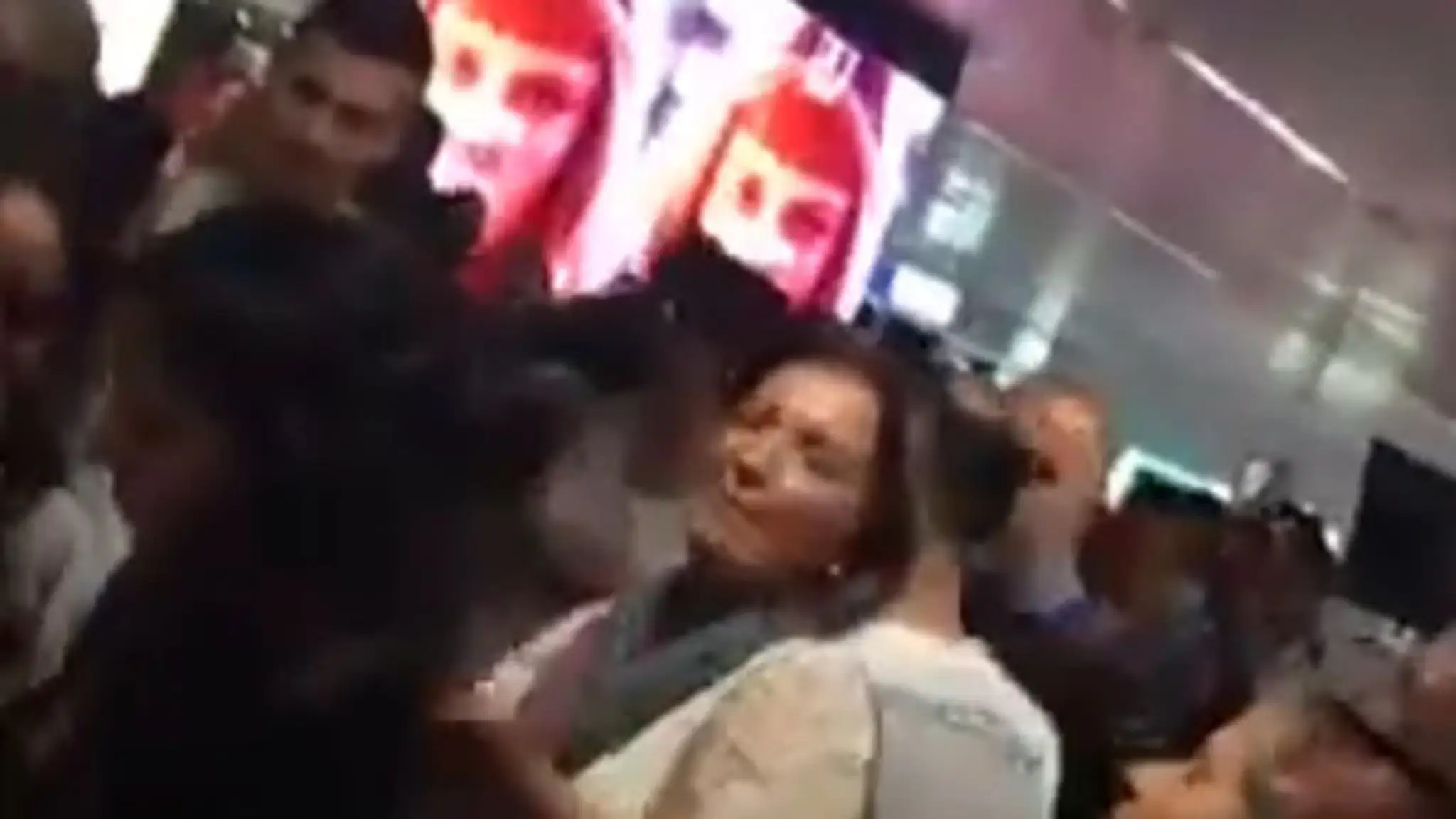 Talianska polícia musela zasahovať na rímskom letisku Fiumicino, kde upokojovala rozhnevaných cestujúcich.