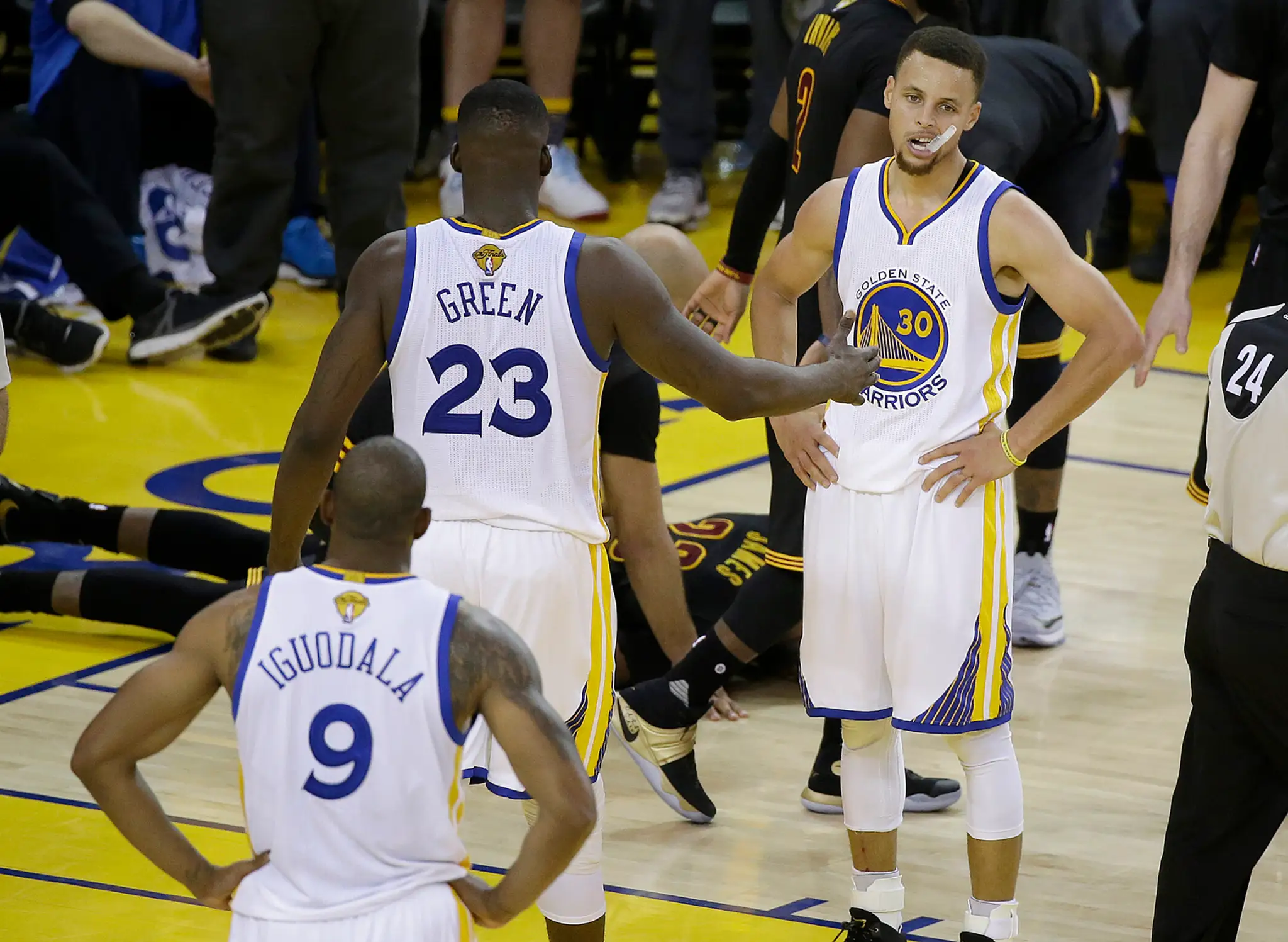 Nešťastní Steph Curry a Draymond Green pár sekúnd pre koncom zápasu už vedeli, že im titul pretečie medzi prstami.