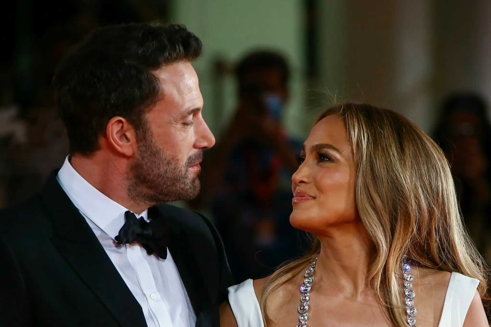 Ben Affleck a Jennifer Lopez na premiére filmu The Last Duel na Benátskom filmovom festivale