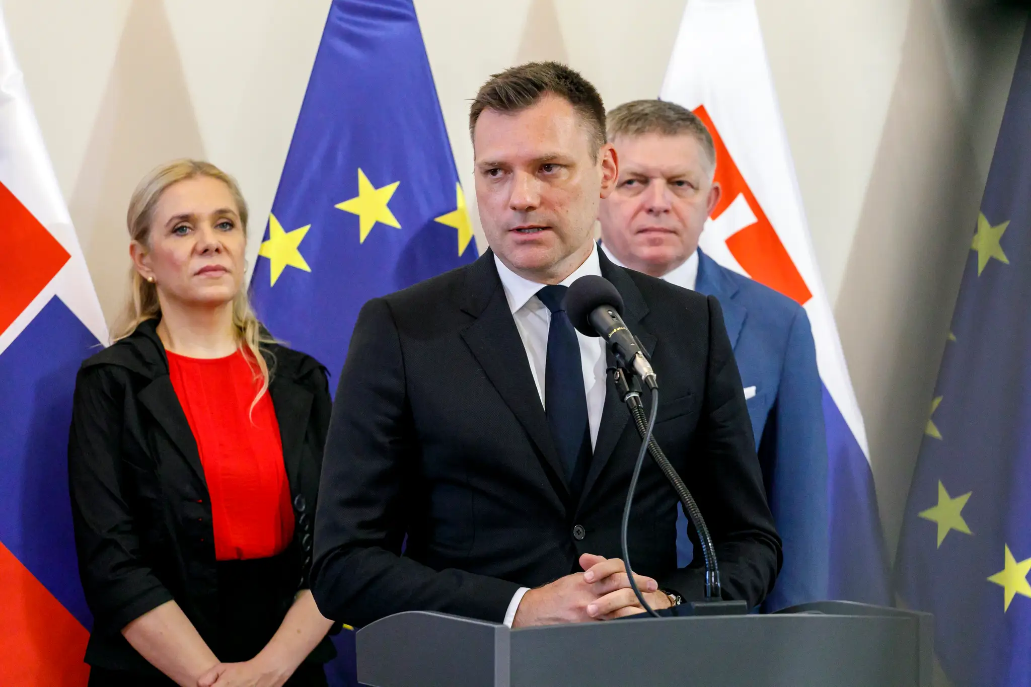 Na snímke podpredsedníčka vlády SR a ministerka hospodárstva SR Denisa Saková (Hlas-SD), podpredseda vlády SR a minister životného prostredia SR Tomáš Taraba (nominant SNS) a predseda vlády SR Robert Fico (Smer-SD).