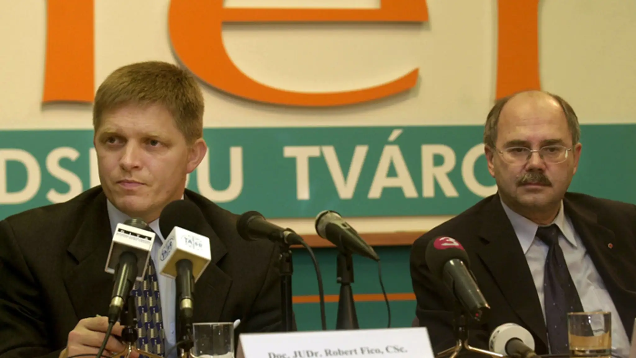 Robert Fico a Jaroslav Volf na snímke z 3. novembra 2004 keď podpísali zmluvu o zlúčení strán Smer a SDSS.