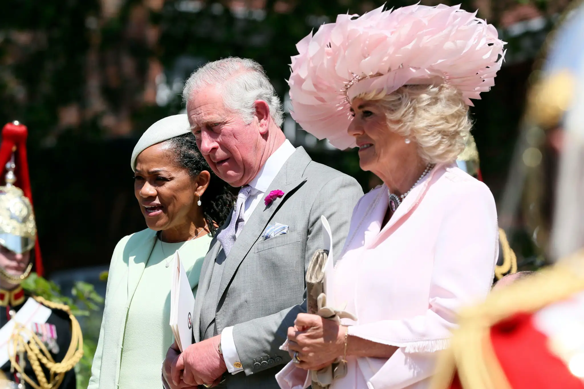 Mama Meghan Markle Doria Ragland (vľavo), princ Charles a Camilla