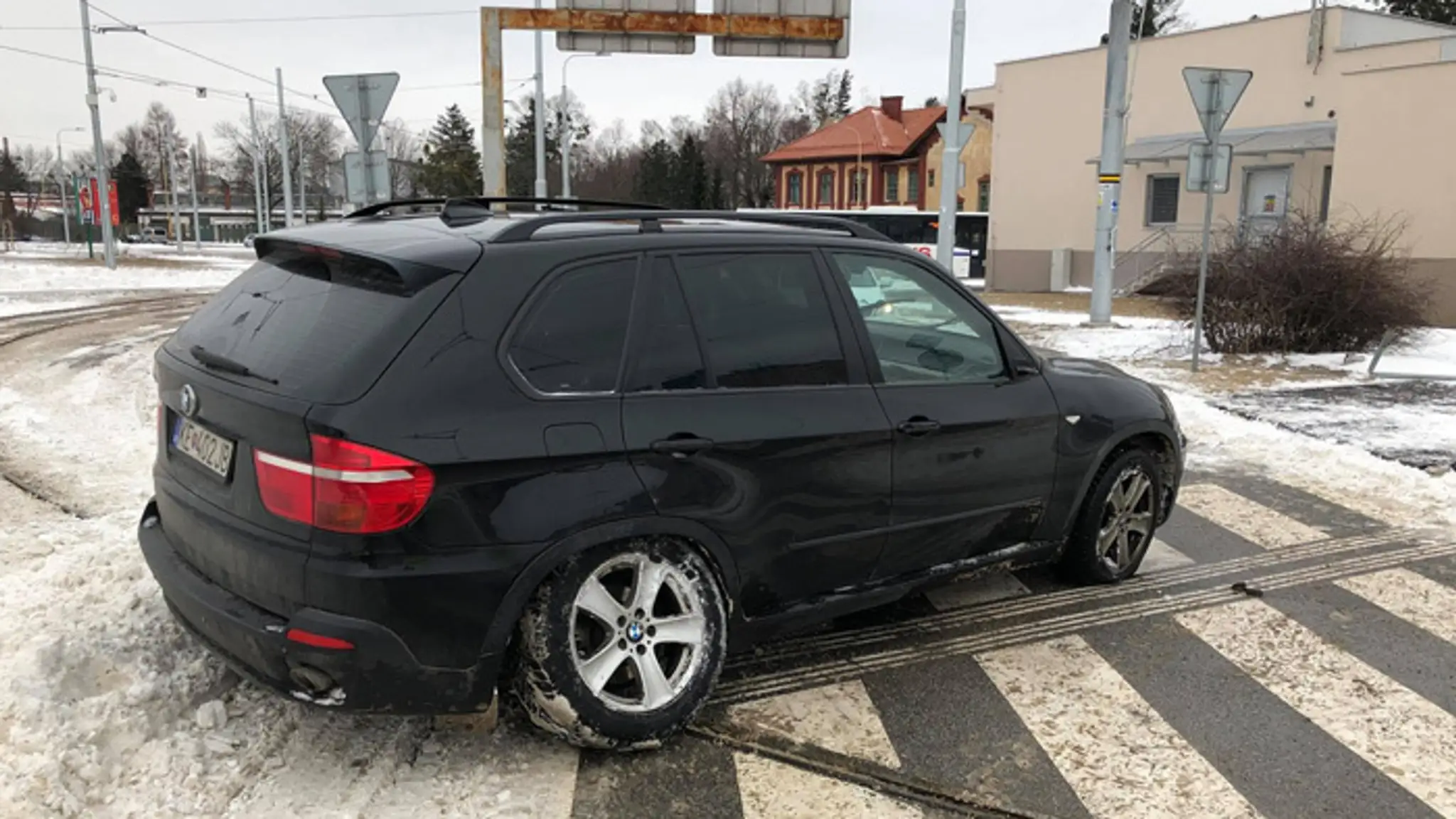 Chceli ukradnúť BMW, na neodhrabaných cestách havarovali.