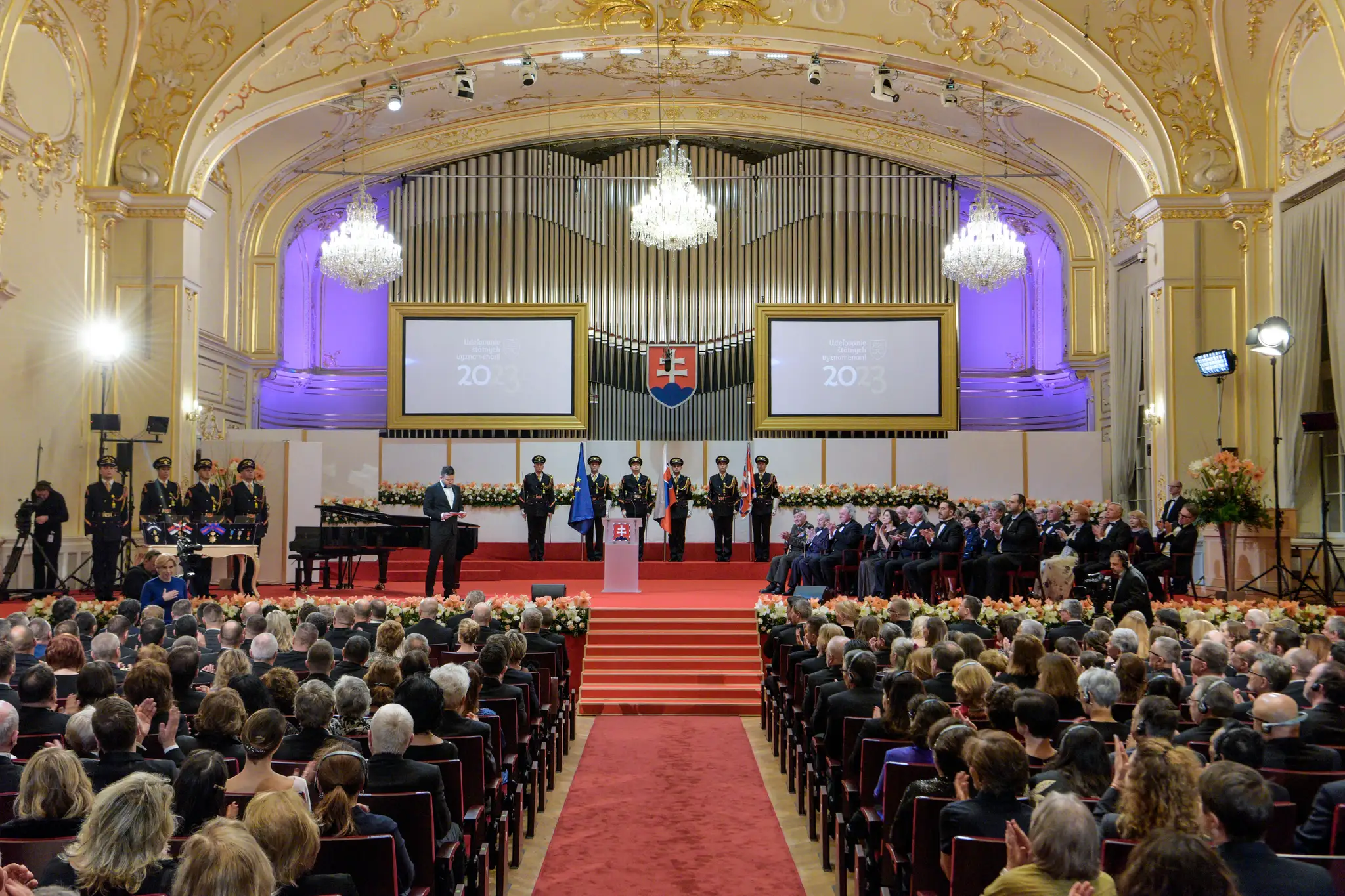 Prezidentka udeľovala štátne vyznamenania.