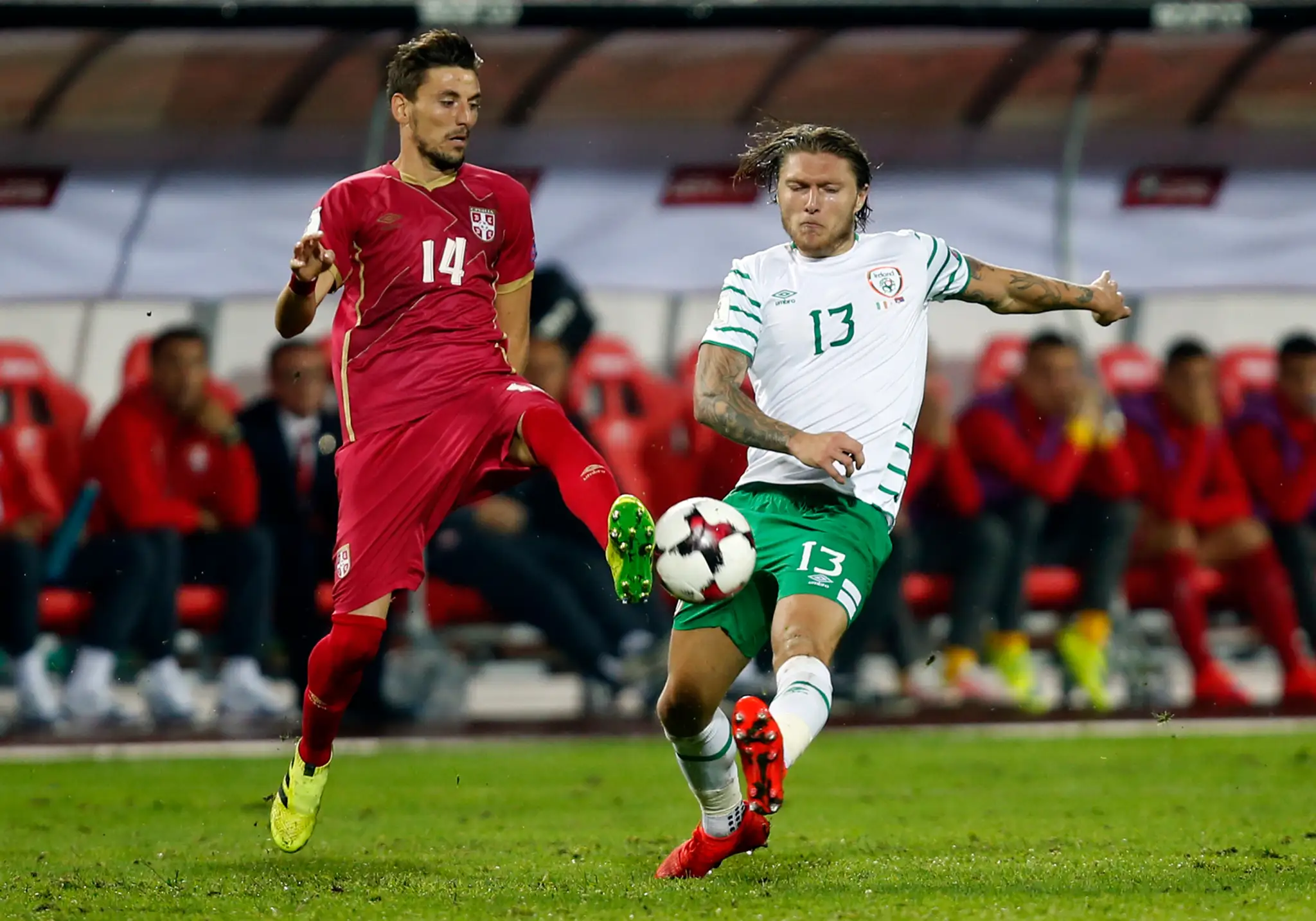 Srb Filip Mladenovič (vľavo) v súboji proti Írovi Jeffovi Hendrickovi v kvalifikácii MS 2018.