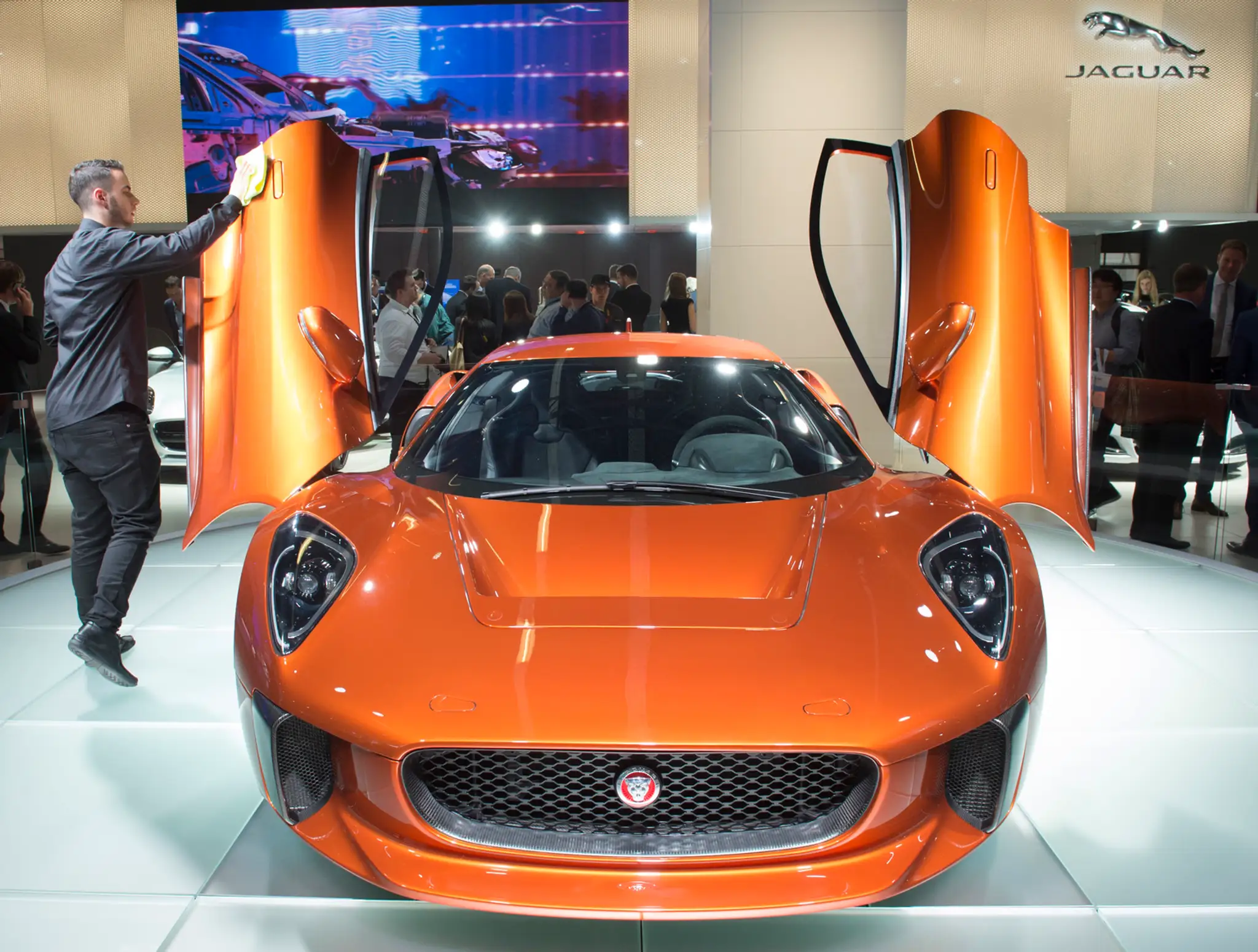 Na snímke hybridný elektromobil Jaguar C-X75