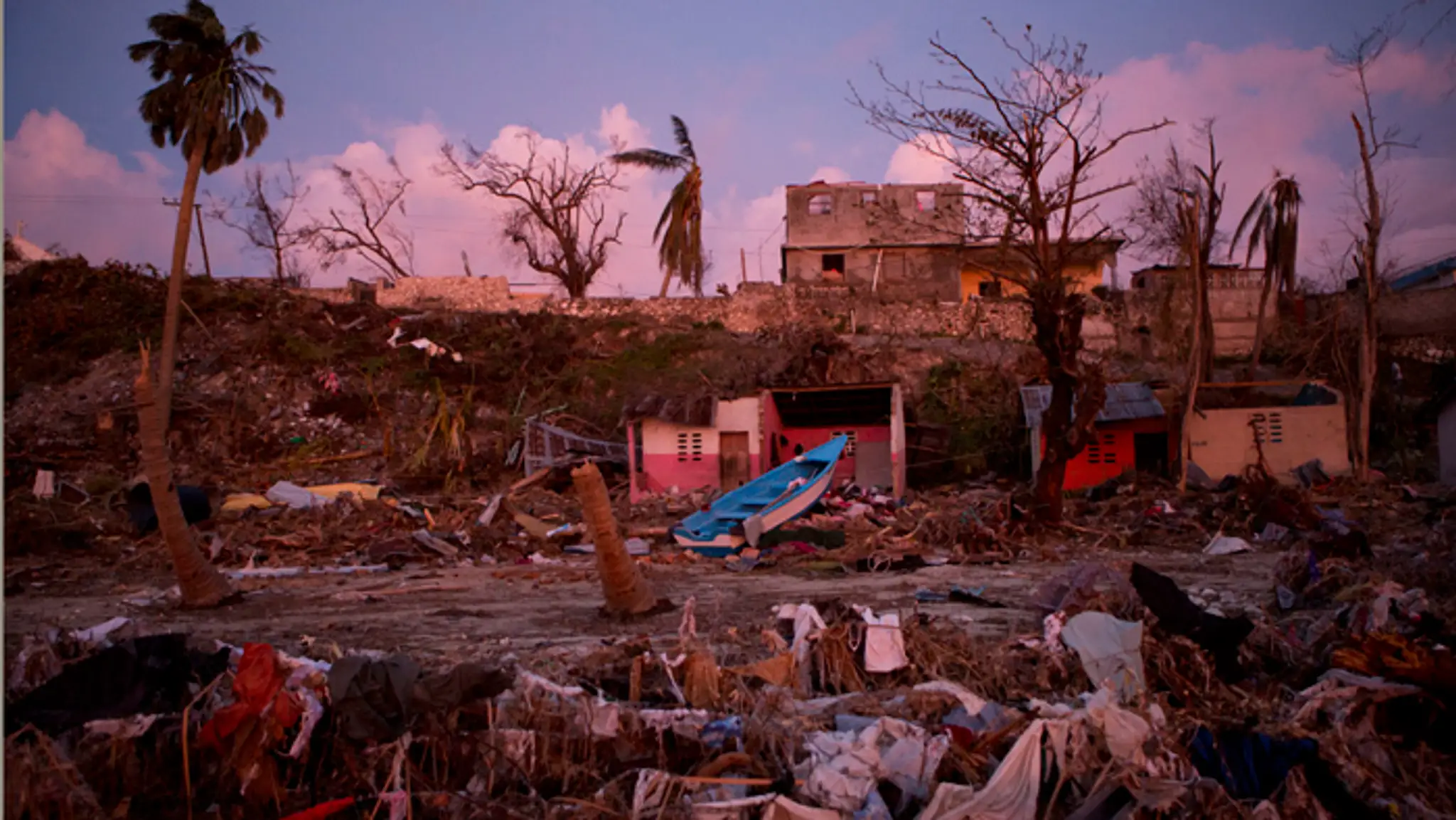Zničené domy na Haiti.