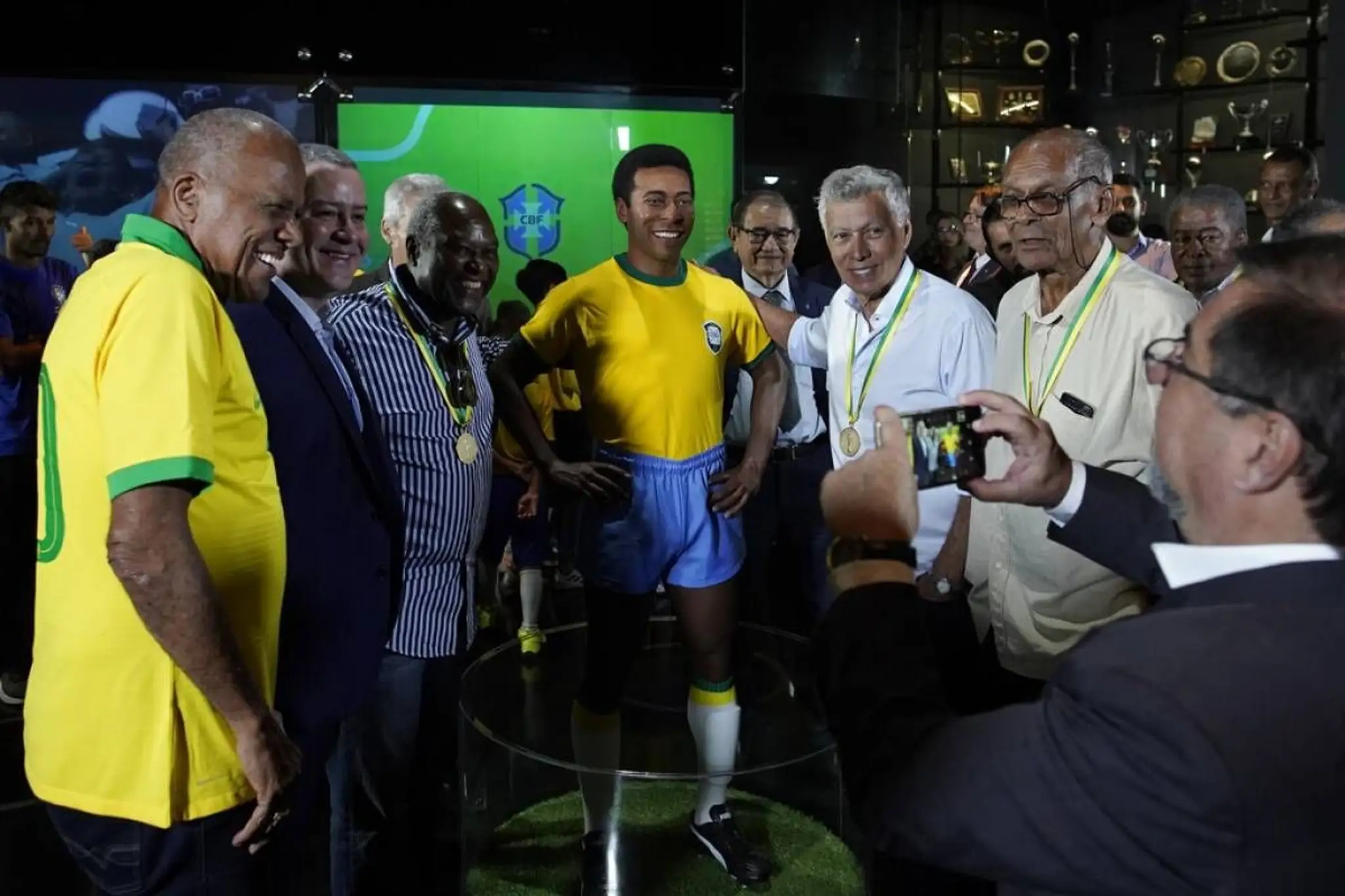 Pelého socha v Sieni slávy CBF v Rio de Janeiro. Odhalili ju jeho bývalí spoluhráči a svetoví šampióni z Mexika: Clodoaldo, Edu, Gerson, Rivellino, Tostao, Jairzinho.