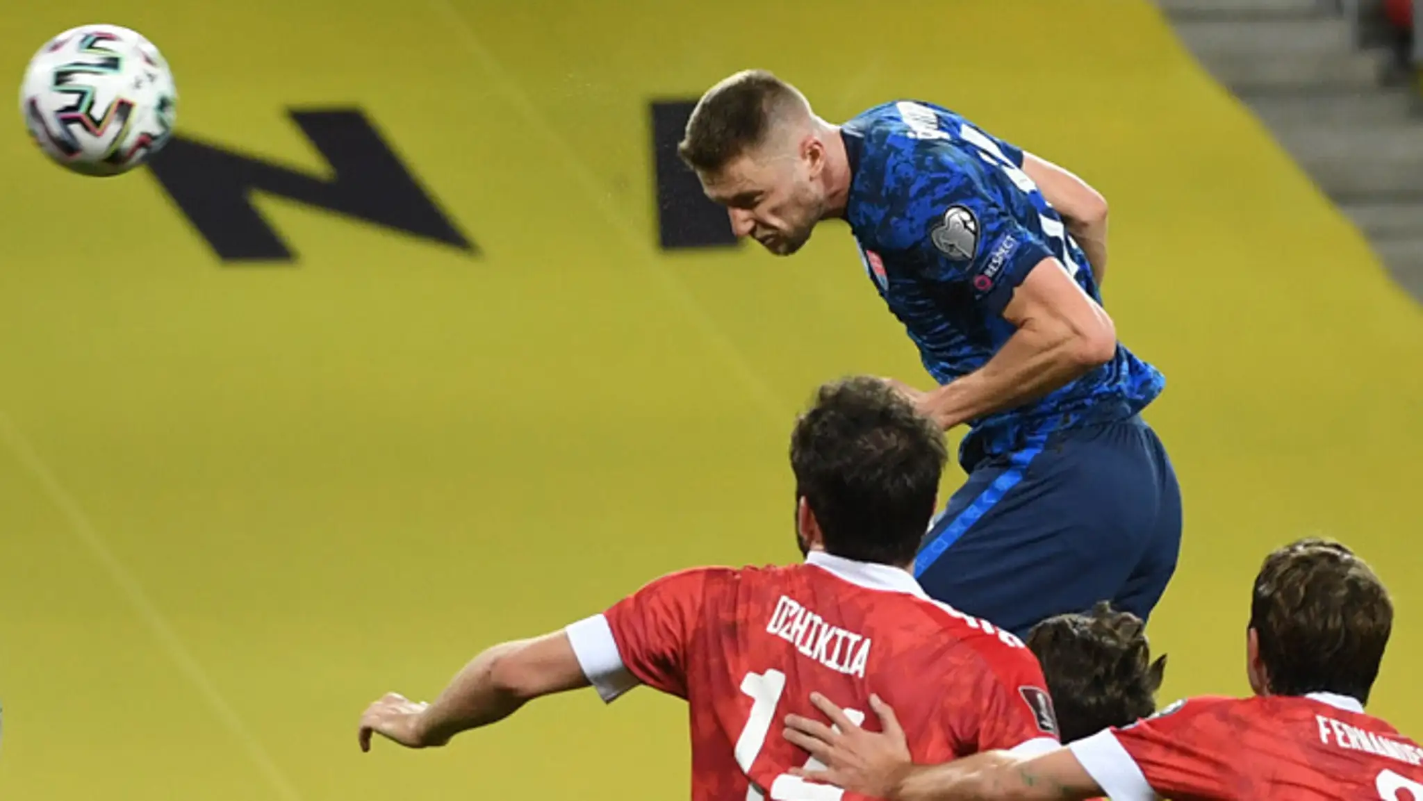 Milan Škriniar strieľa hlavičkou úvodný gól v kvalifikačnom zápase proti Rusku.
