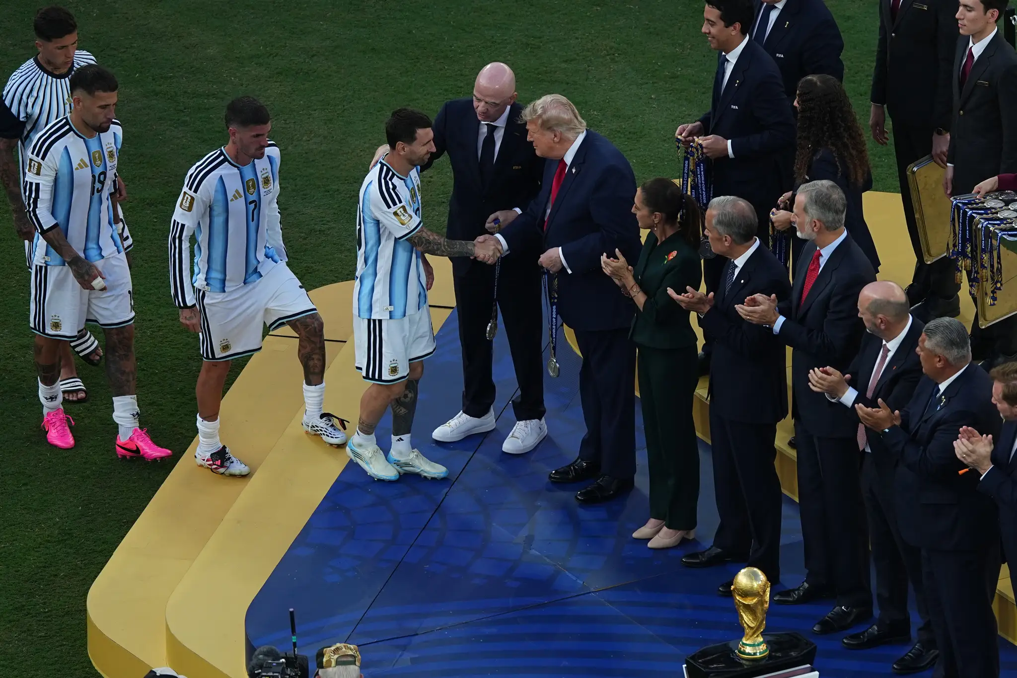 Lionel Messi si podáva ruku s americkým prezidentom Donaldom Trumpom.