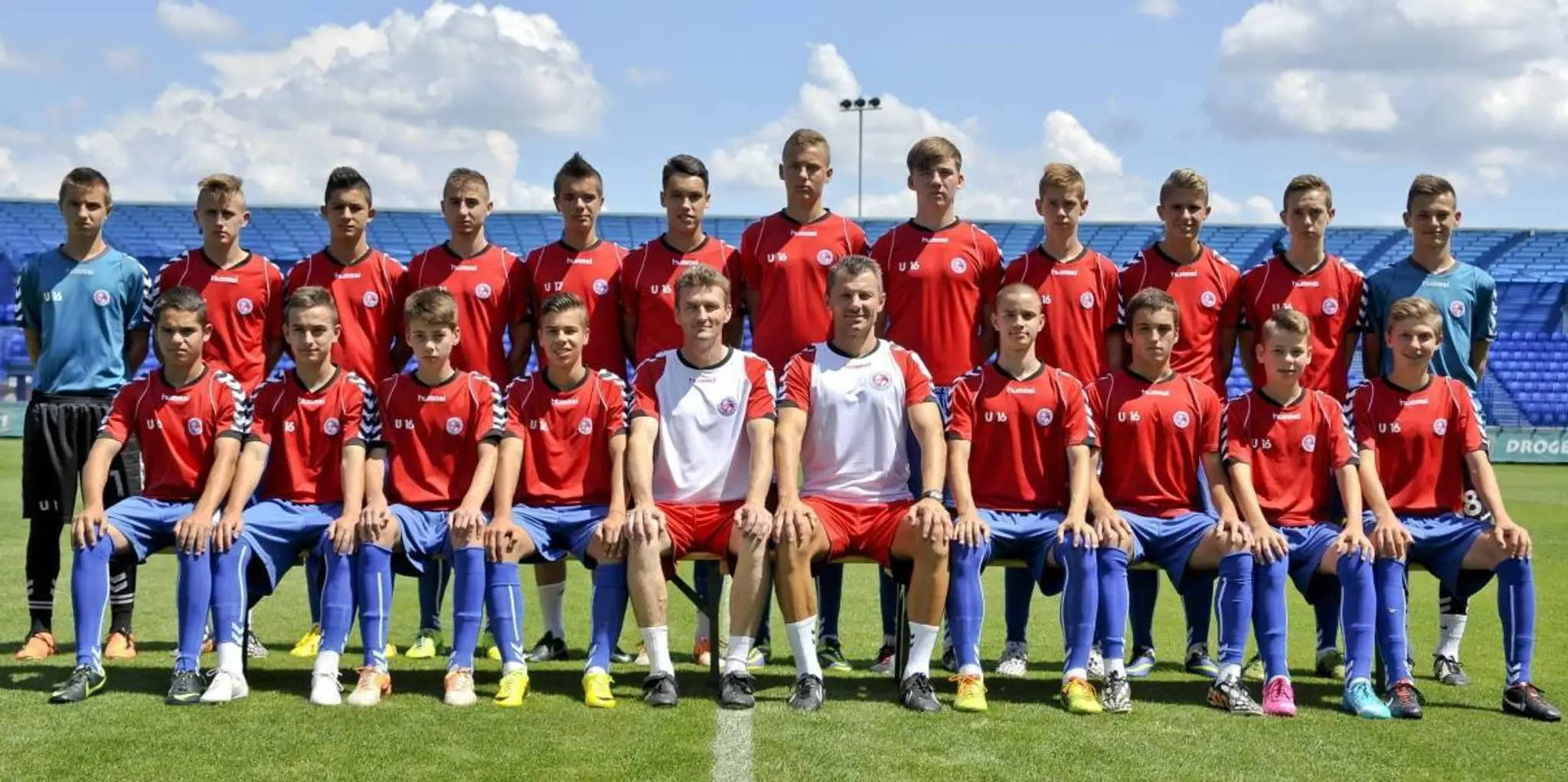Dávid Filinský (tretí sprava v hornom rade) počas pôsobenia v senickom doraste U17.