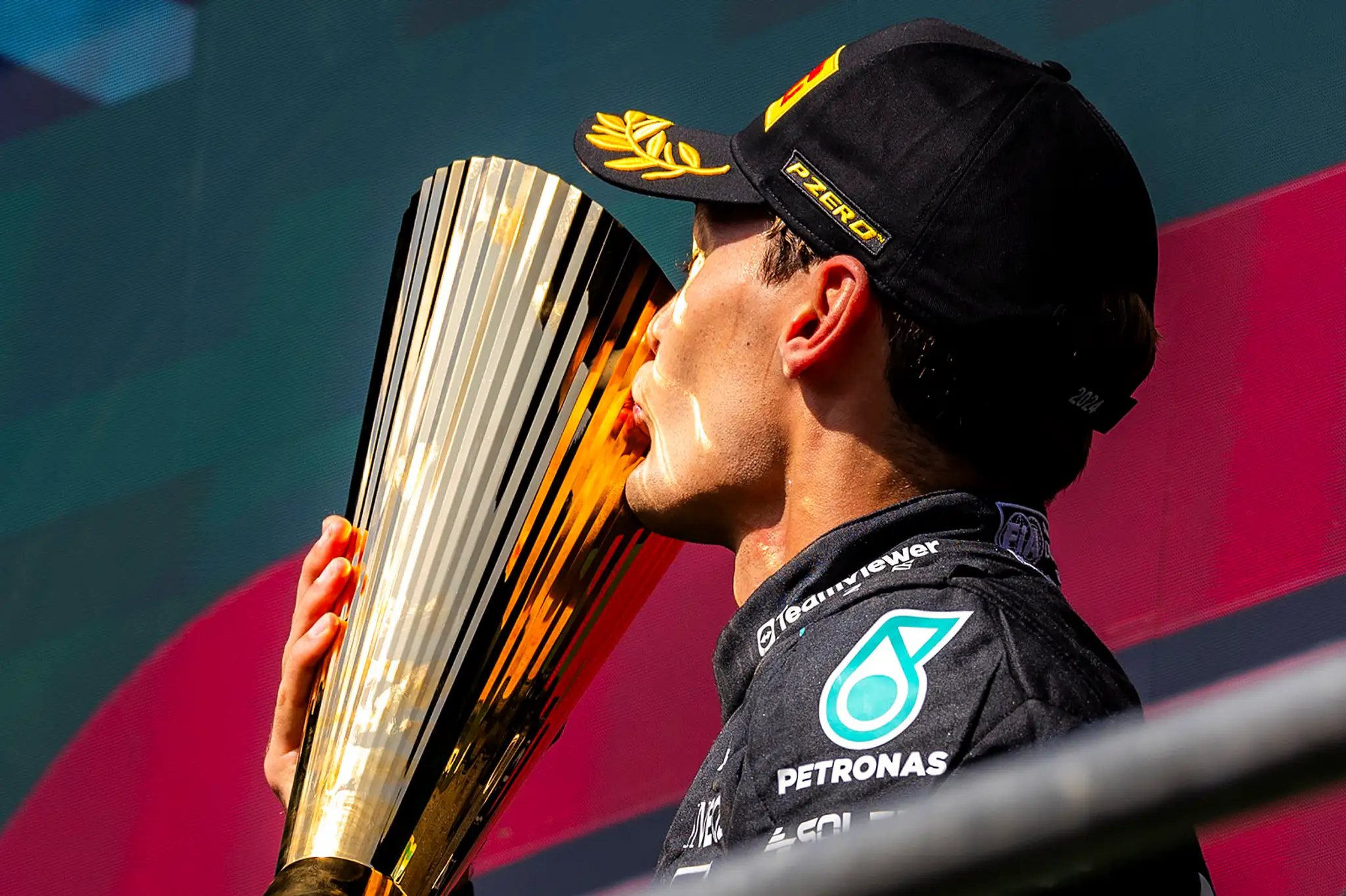 Trofej neskôr prenechal Lewisovi Hamiltonovi.